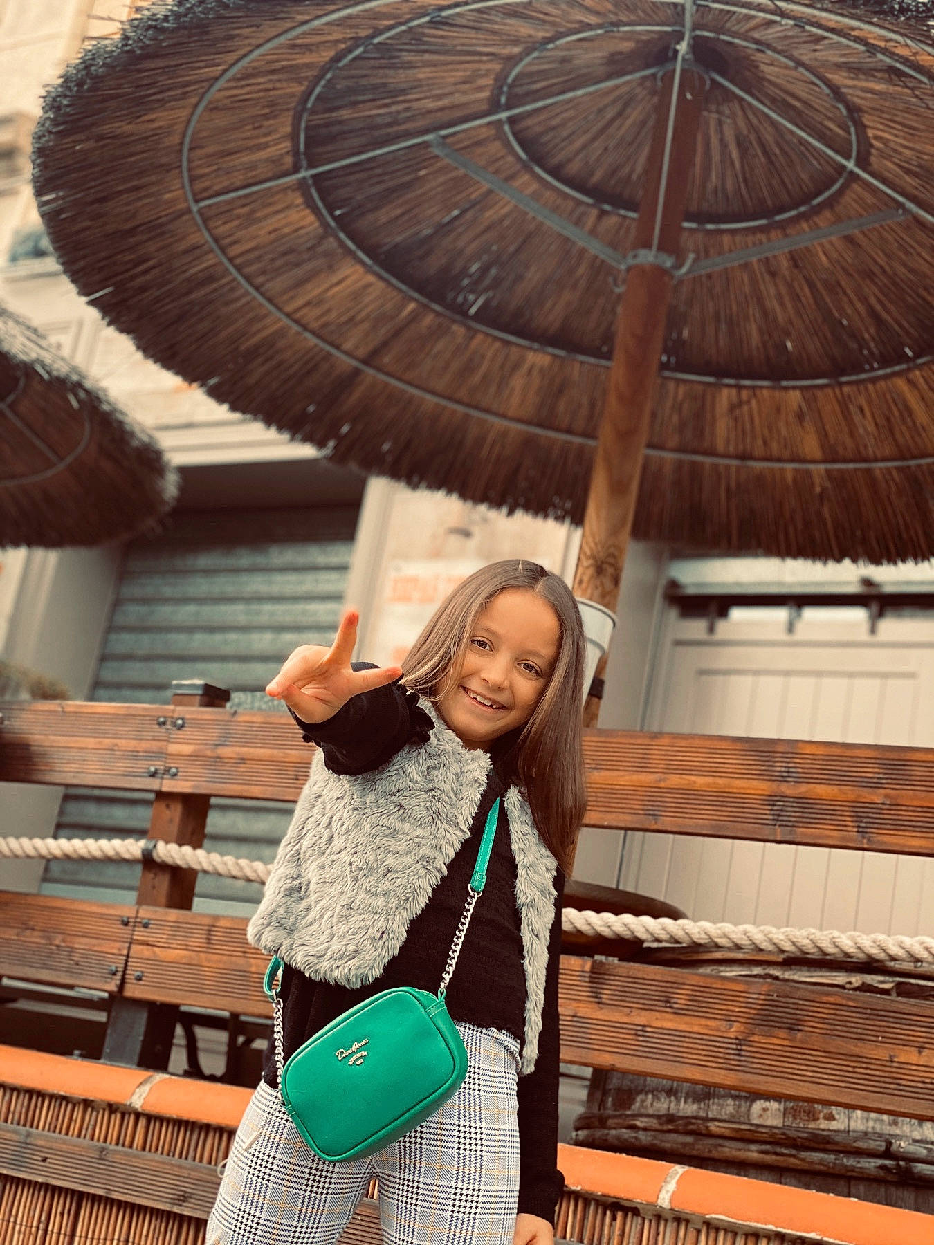 Issra participe au concours pour gagner de l'argent avec cette photo : fashion_accessory, fun, joy, leisure, person, smile, tourism, tree, umbrella, vacation