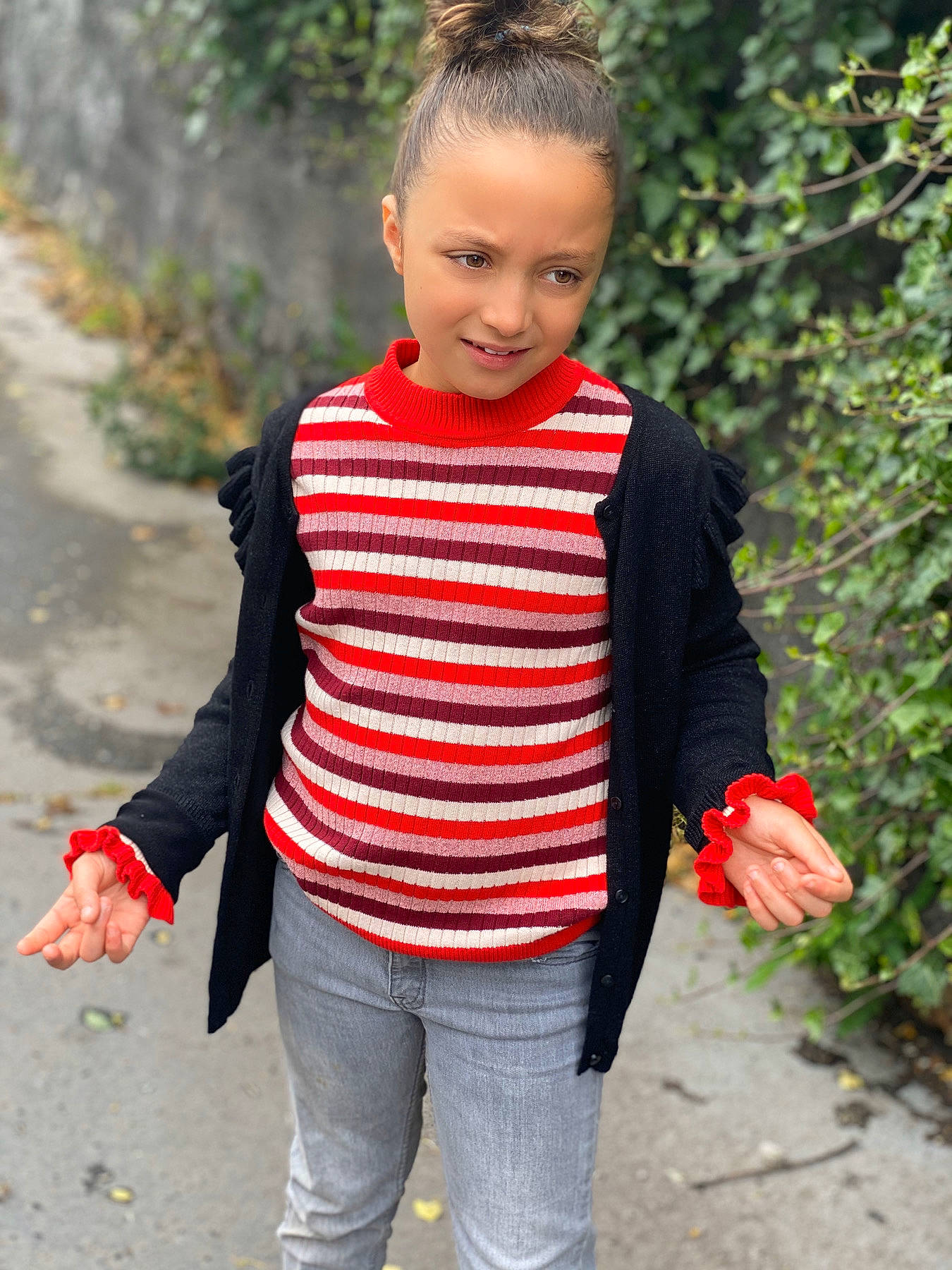 Issra participe au concours pour gagner de l'argent avec cette photo : child, child_model, clothing, jacket, jeans, joy, outerwear, person, photography, red, sleeve, sweater, t_shirt, toddler, top
