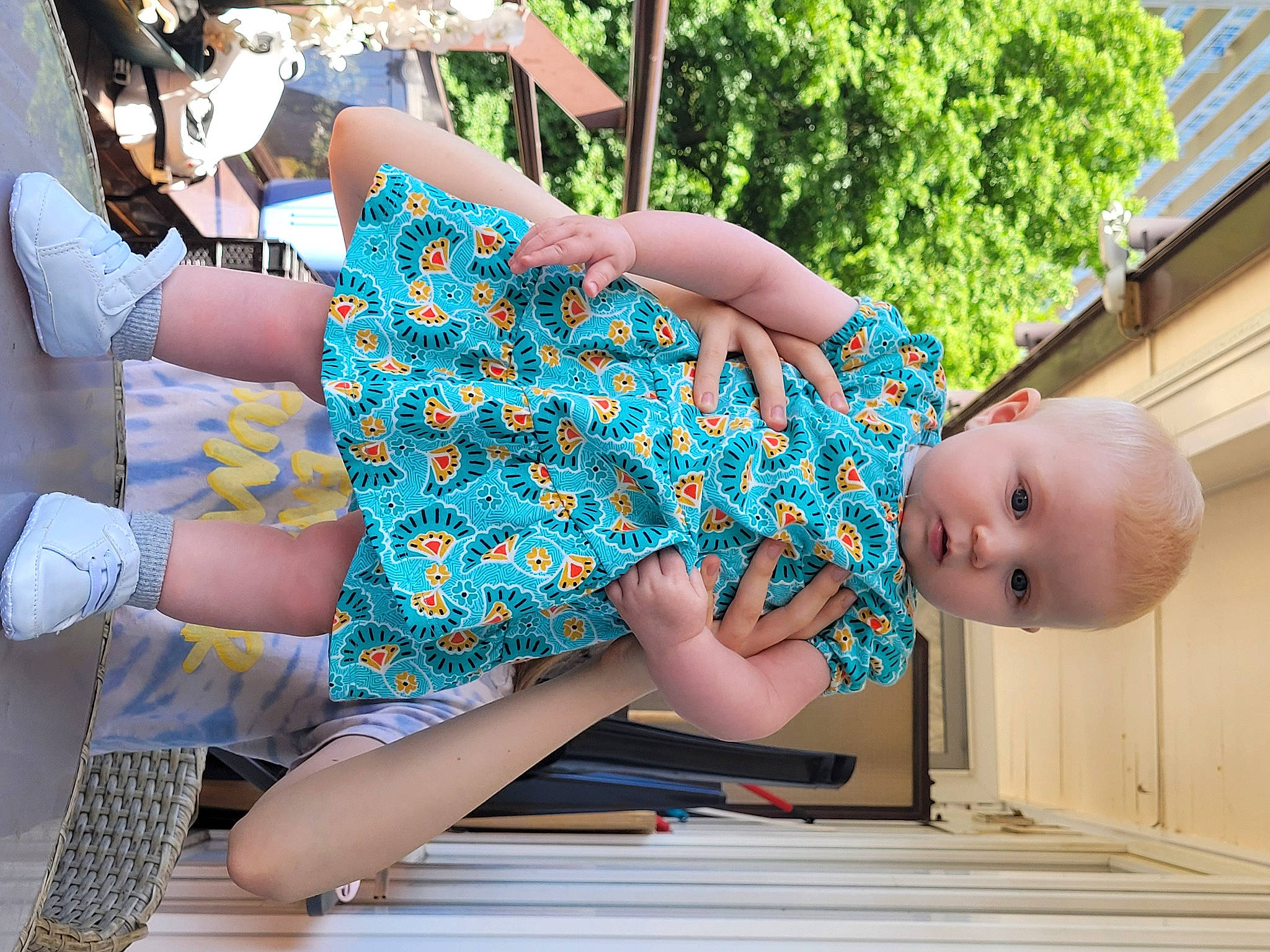 Maëlys participe au concours pour gagner de l'argent avec cette photo : day_dress, dress, electric_blue, fashion_design, foot, high_heels, human_body, human_leg, joint, knee, leg, leisure, pattern, person, pink, sandal, shoulder, street_fashion, textile, thigh