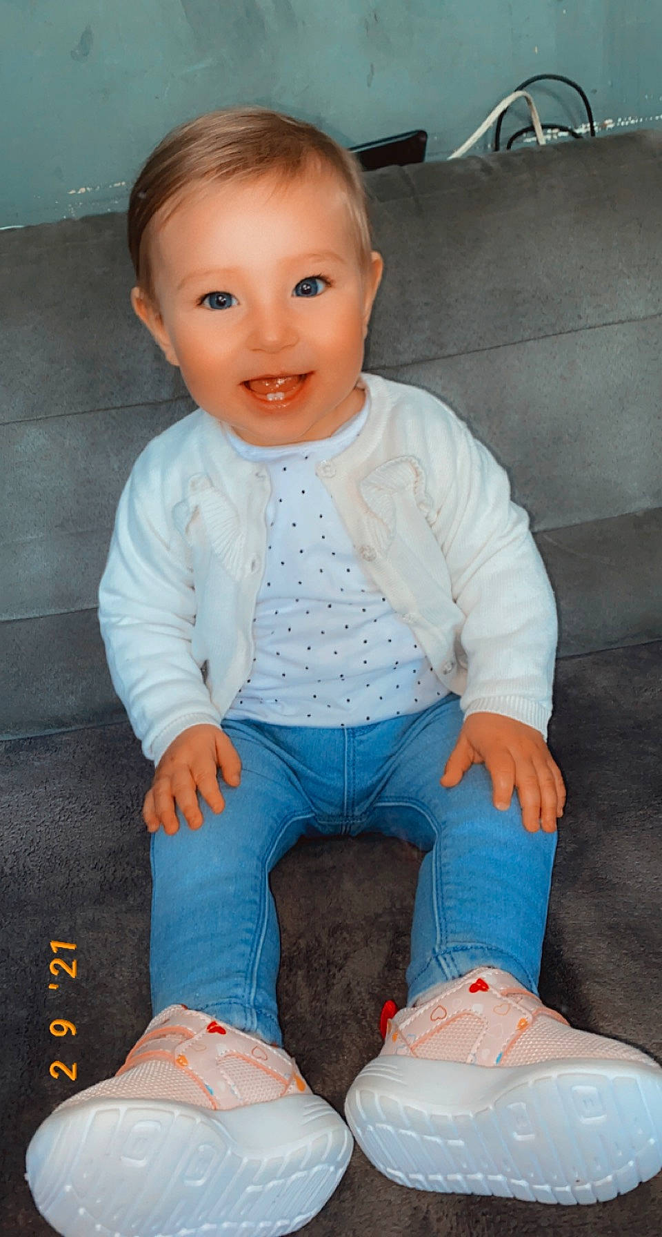 Malya participe au concours pour gagner de l'argent avec cette photo : baby_toddler_clothing, cheek, cool, denim, face, flash_photography, happy, head, iris, jeans, joint, nose, organ, person, photograph, skin, sleeve, smile, standing, toddler