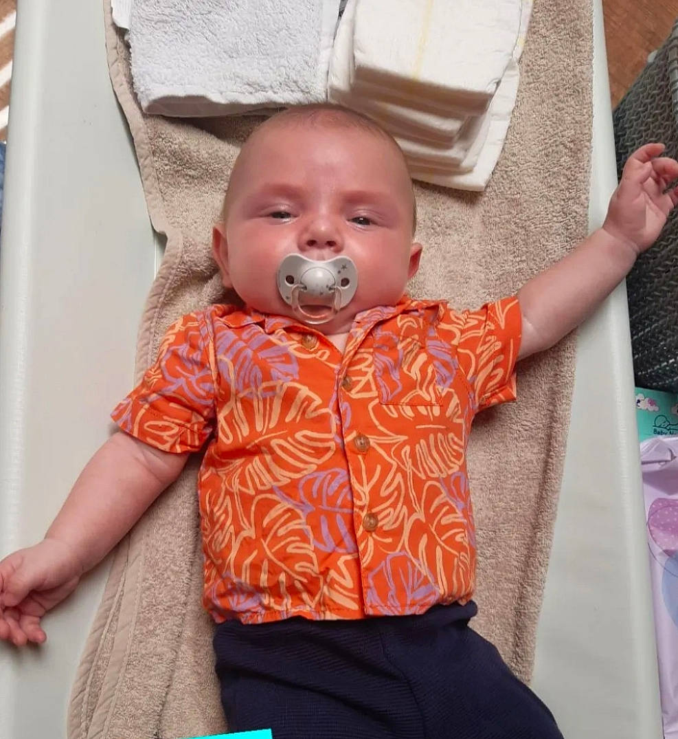 Aaron participe au concours pour gagner de l'argent avec cette photo : baby, baby_toddler_clothing, beauty, cheek, child, comfort, facial_expression, fun, hairstyle, happy, linens, nose, pattern, person, pink, play, product, skin, sleeve, t_shirt