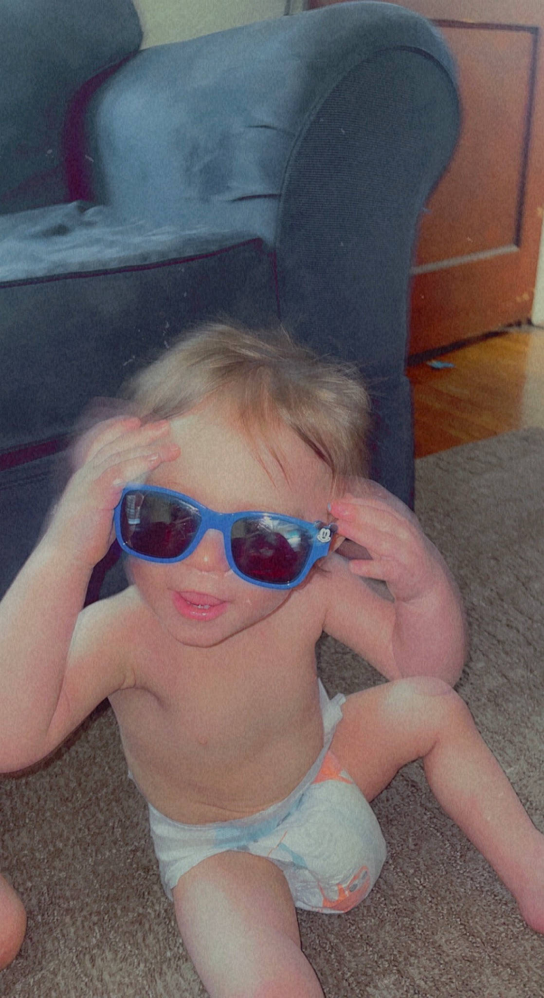 Nico is registered to the contest to win money with this photo: comfort, eyewear, finger, glasses, goggles, happy, hat, human_leg, joint, leg, lip, mouth, nail, person, skin, smile, sunglasses, thigh, thumb, toddler