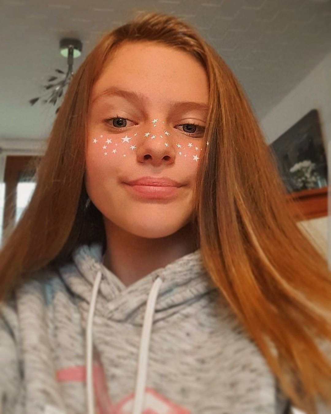 Laurine a rejoint le concours — aidez-le/la à gagner de superbes lots ! blond, brown_hair, chin, eyebrow, eyelash, face, feathered_hair, forehead, hair, hair_coloring, hairstyle, jaw, layered_hair, lip, long_hair, nose, person, smile, step_cutting, surfer_hair