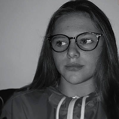 Laurine participe au concours pour gagner de l'argent avec cette photo : beauty, black_and_white, black_hair, cheek, chin, cool, eye, eyebrow, eyewear, face, forehead, glasses, hair, hairstyle, head, lip, nose, person, photography, portrait