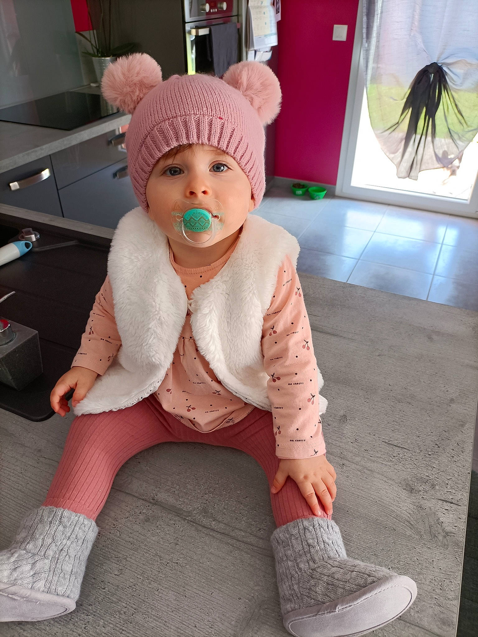 Giulia a rejoint le concours — aidez-le/la à gagner de superbes lots ! baby, cap, fashion_accessory, flooring, fur, headwear, human_leg, knee, knit_cap, leisure, magenta, neck, pattern, person, personal_protective_equipment, sitting, sleeve, sportswear, street_fashion, textile