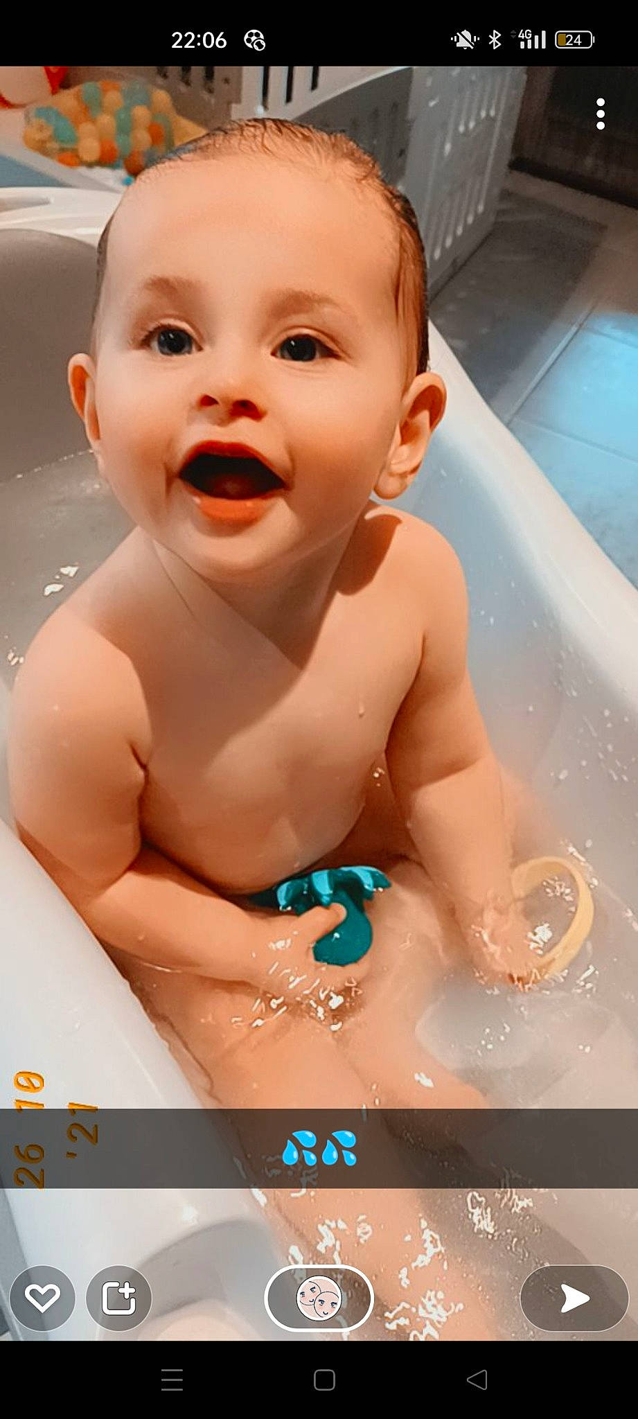 Giulia participe au concours pour gagner de l'argent avec cette photo : baby_bathing, bathroom, bathtub, cheek, eyebrow, face, facial_expression, fluid, lip, liquid, mouth, muscle, nose, organ, person, photograph, product, skin, smile, water