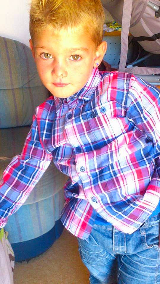 Briano a rejoint le concours — aidez-le/la à gagner de superbes lots ! blond, blue, chair, child, clothing, couch, denim, dress_shirt, electric_blue, face, flooring, fun, pattern, person, plaid, play, sitting, sleeve, t_shirt, tartan