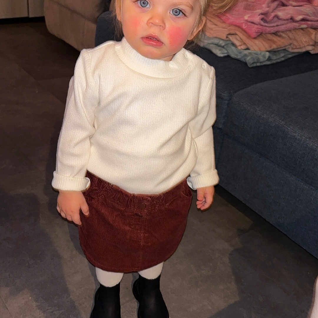 Lenaïs a rejoint le concours — aidez-le/la à gagner de superbes lots ! baby, clothing, couch, face, footwear, furniture, hair, head, longsleeve, miniskirt, pants, person, photography, portrait, shoe, shorts, skirt, sleeve, standing, suede