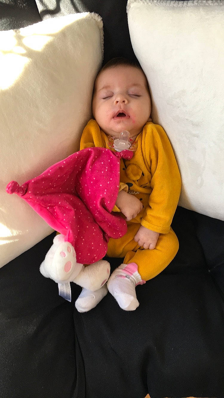 Maélya a rejoint le concours — aidez-le/la à gagner de superbes lots ! baby, cheek, child, face, fun, person, pink, play, sitting, skin, smile, stuffed_toy, toddler