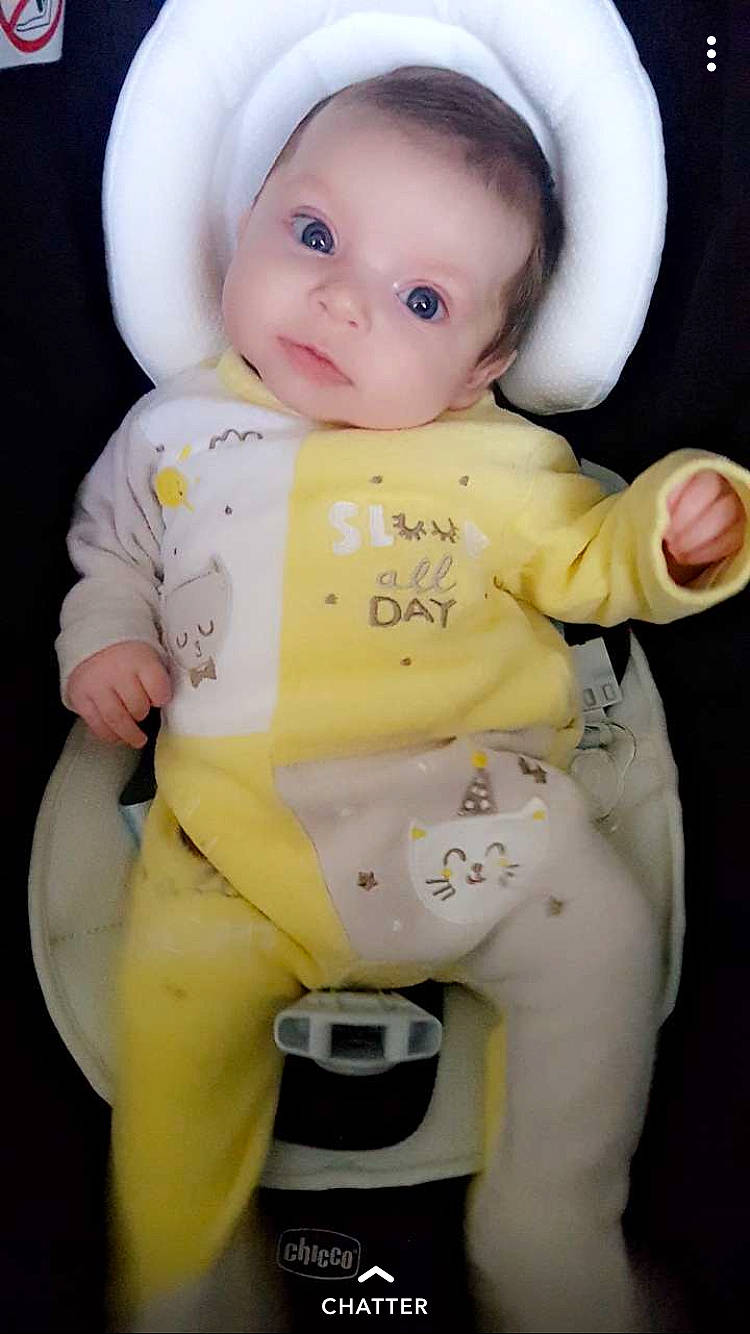 Maélya participe au concours pour gagner de l'argent avec cette photo : baby, cheek, child, person, toddler, toy, yellow