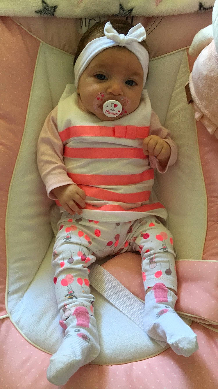 Maélya participe au concours pour gagner de l'argent avec cette photo : baby, baby_products, baby_toddler_clothing, child, joy, person, pink, smile, toddler