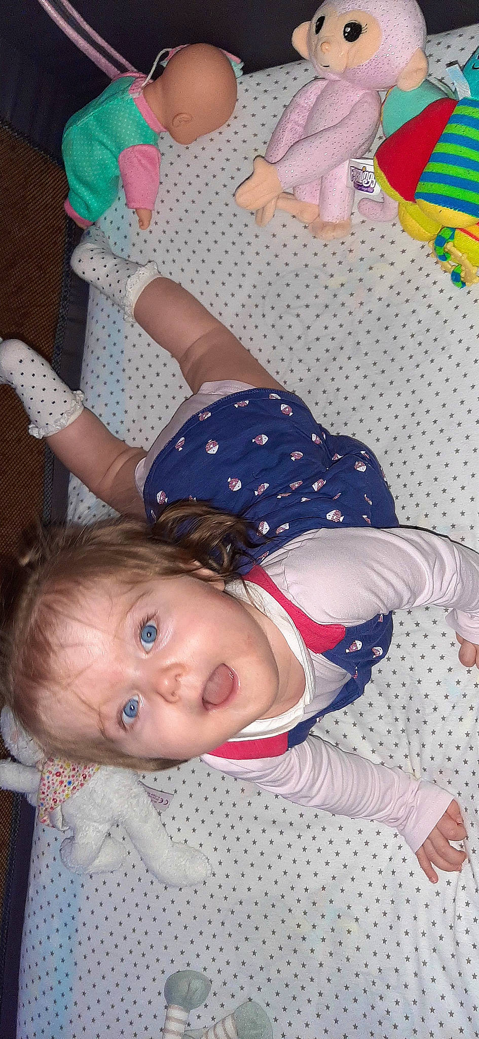 Elena participe au concours pour gagner de l'argent avec cette photo : baby, baby_toddler_clothing, child, clothing, flooring, fun, human_leg, joint, knee, lap, leg, pattern, people, person, room, sitting, sock, textile, thigh, toddler