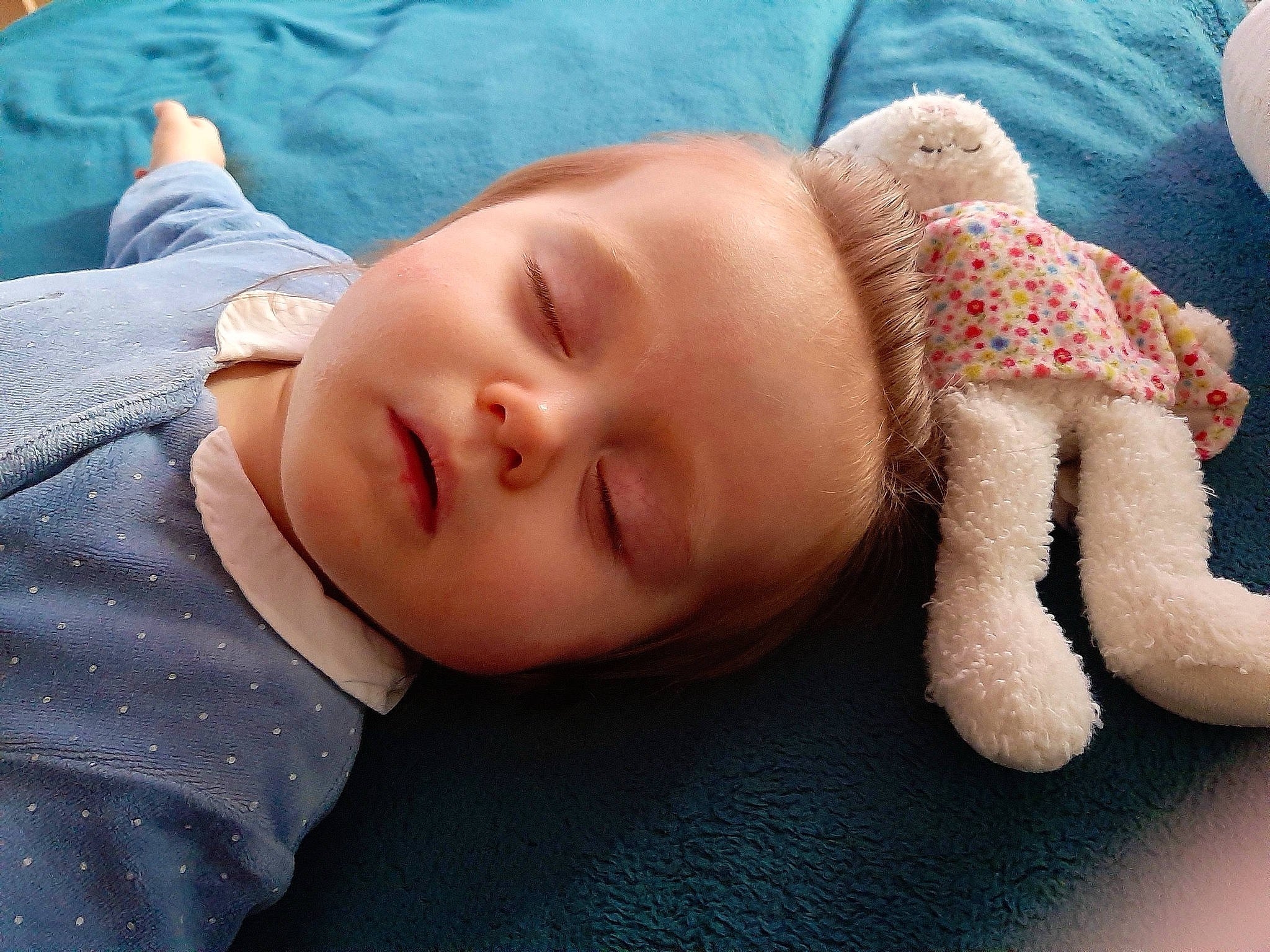 Elena a rejoint le concours — aidez-le/la à gagner de superbes lots ! baby, baby_toddler_clothing, cheek, child, comfort, eye, eyebrow, eyelash, finger, hand, human_body, iris, lip, mouth, nose, person, product, skin, textile, toddler