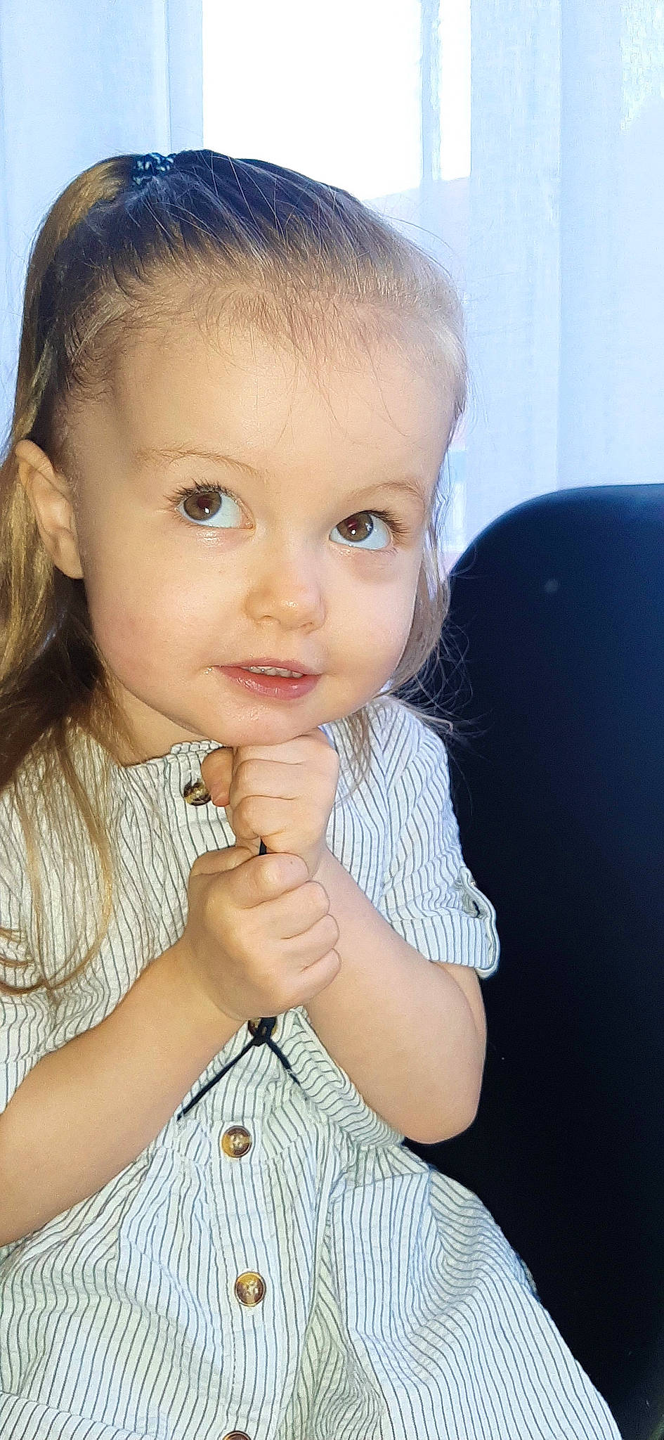 Zo? a rejoint le concours — aidez-le/la à gagner de superbes lots ! arm, cheek, chin, ear, eye, eyebrow, eyelash, forehead, hand, head, iris, joint, lip, neck, nose, person, shoulder, skin, sleeve, smile