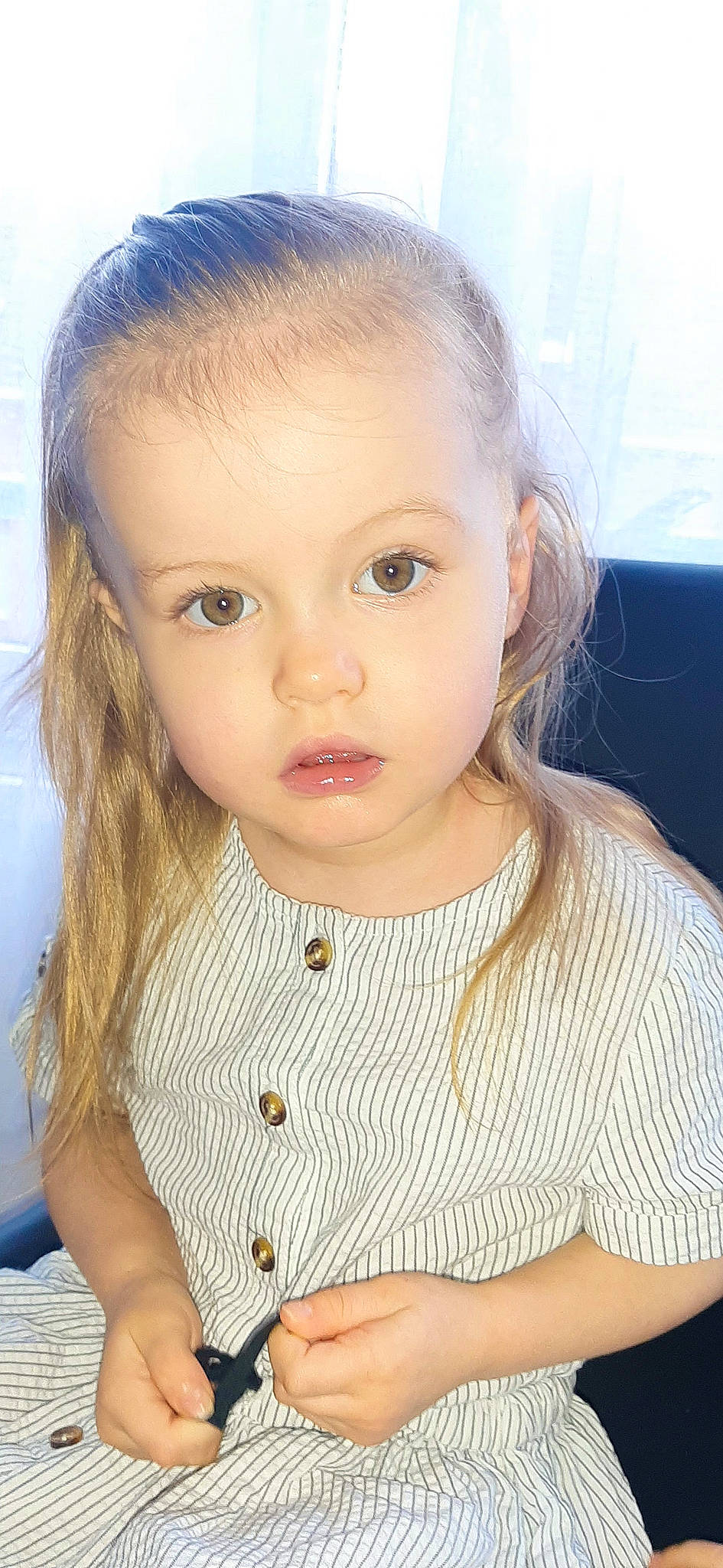 Zo? a rejoint le concours — aidez-le/la à gagner de superbes lots ! baby_toddler_clothing, blond, cheek, chin, close_up, ear, eyebrow, eyelash, flash_photography, forehead, happy, iris, jaw, lip, mouth, neck, nose, person, skin, sleeve