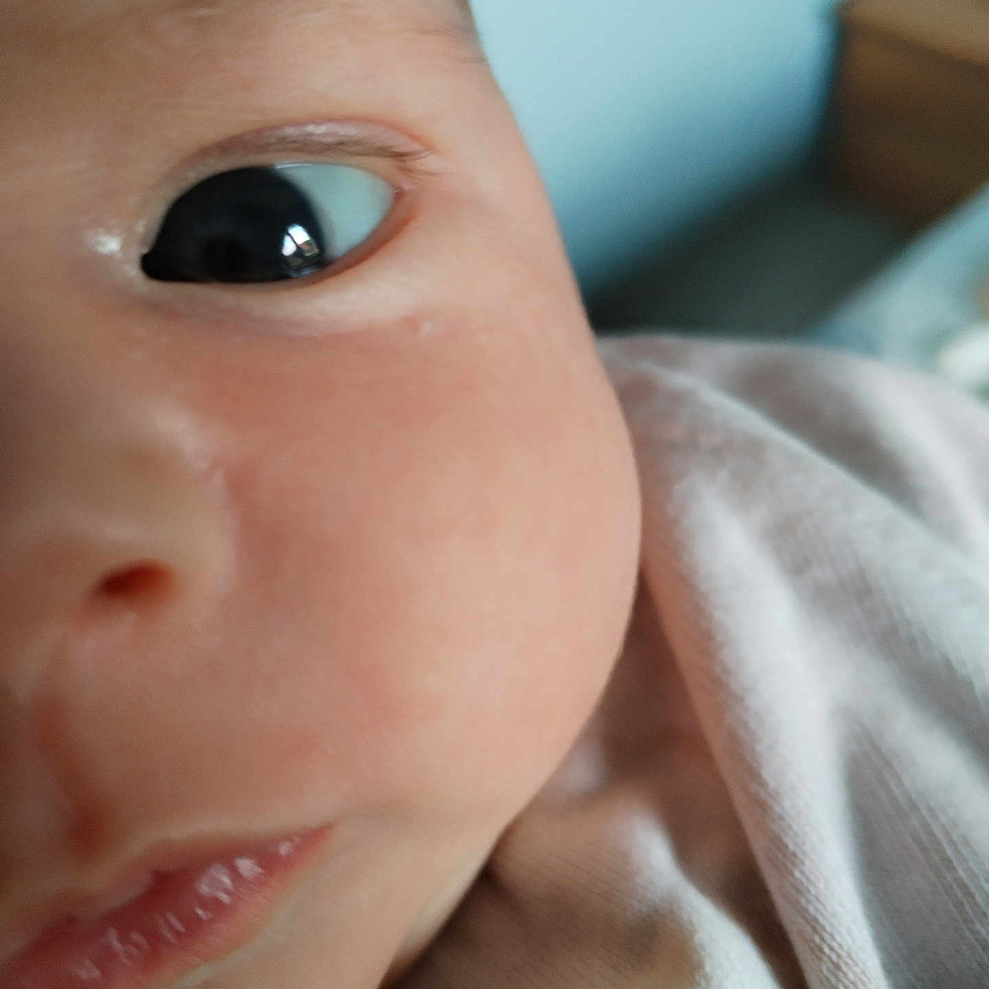 Gabrielle a rejoint le concours — aidez-le/la à gagner de superbes lots ! baby, close_up, face, eye, cheek, skin, lip, infant, newborn, fabric, clothing, soft, indoor, blurred_background, person, child, cute, small, young, portrait