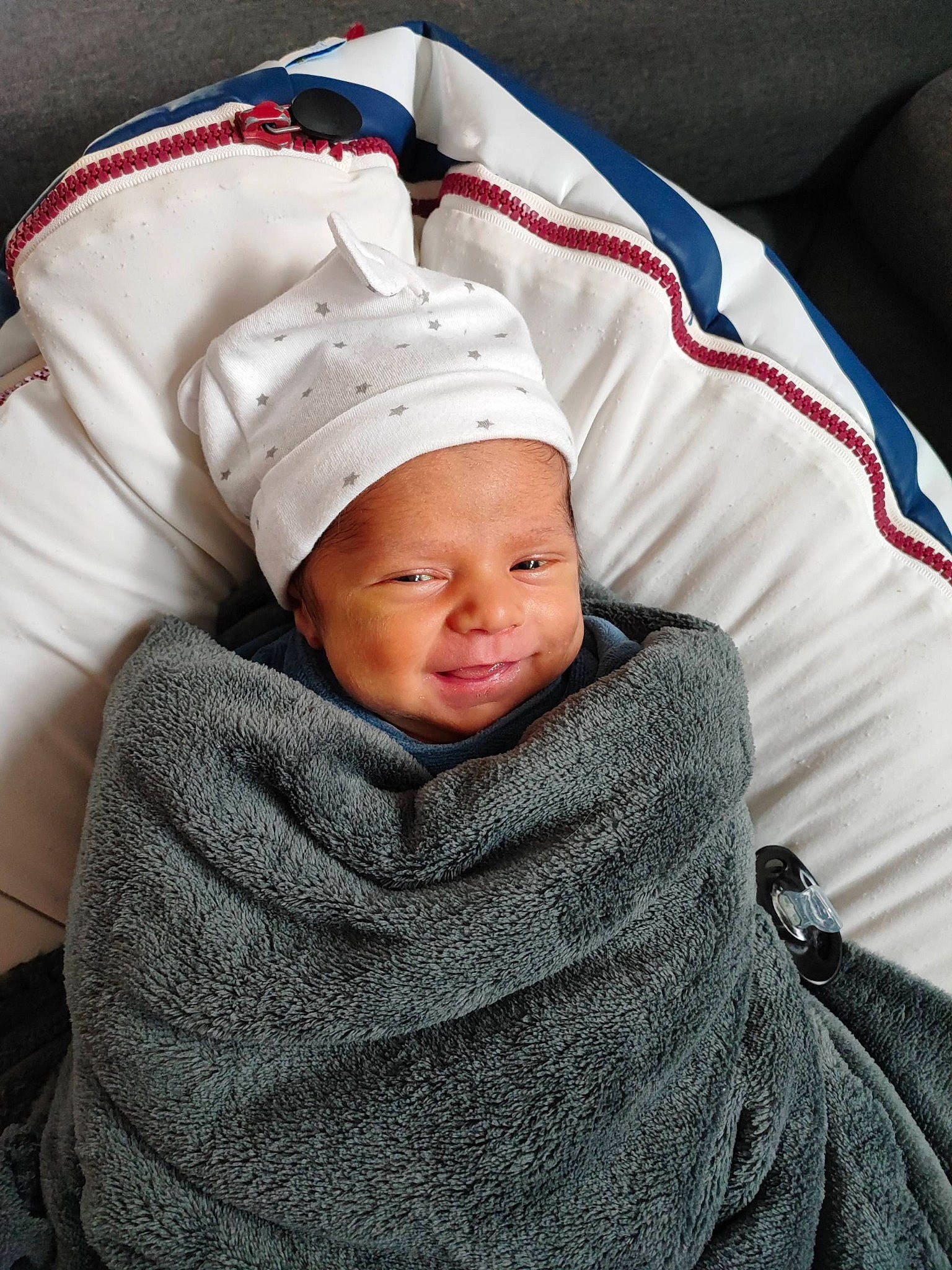 Illan a rejoint le concours — aidez-le/la à gagner de superbes lots ! baby, baby_sleeping, beanie, cap, child, comfort, fashion_accessory, head, headgear, headwear, human_body, knit_cap, linens, outerwear, person, room, sitting, sleeve, textile, toddler