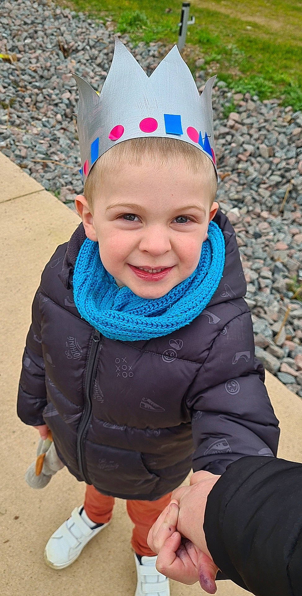 Eden participe au concours pour gagner de l'argent avec cette photo : baby, baby_toddler_clothing, cap, child, costume_hat, electric_blue, eye, fun, gesture, grass, happy, head, headgear, jewellery, joy, leisure, people, person, photograph, recreation