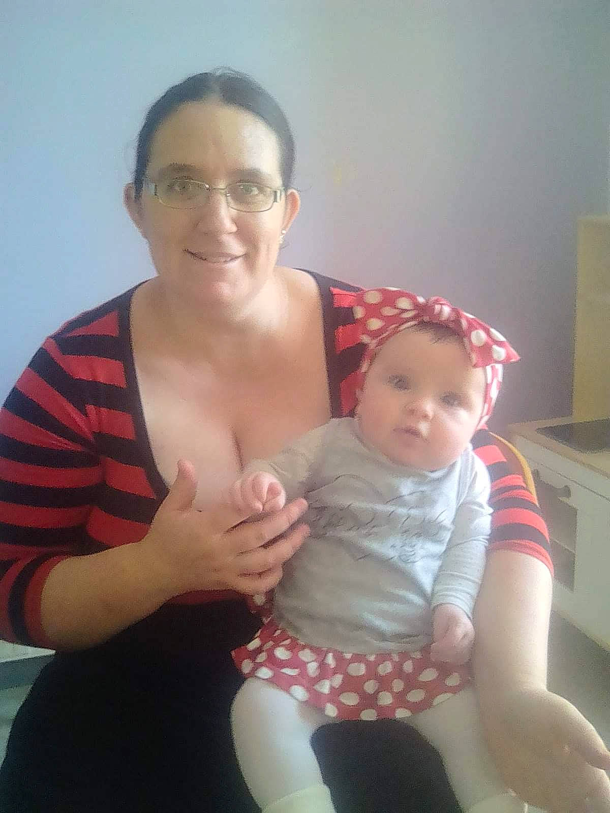 Aurore participe au concours pour gagner de l'argent avec cette photo : abdomen, baby, child, daughter, finger, joy, mother, person, sitting, toddler, trunk