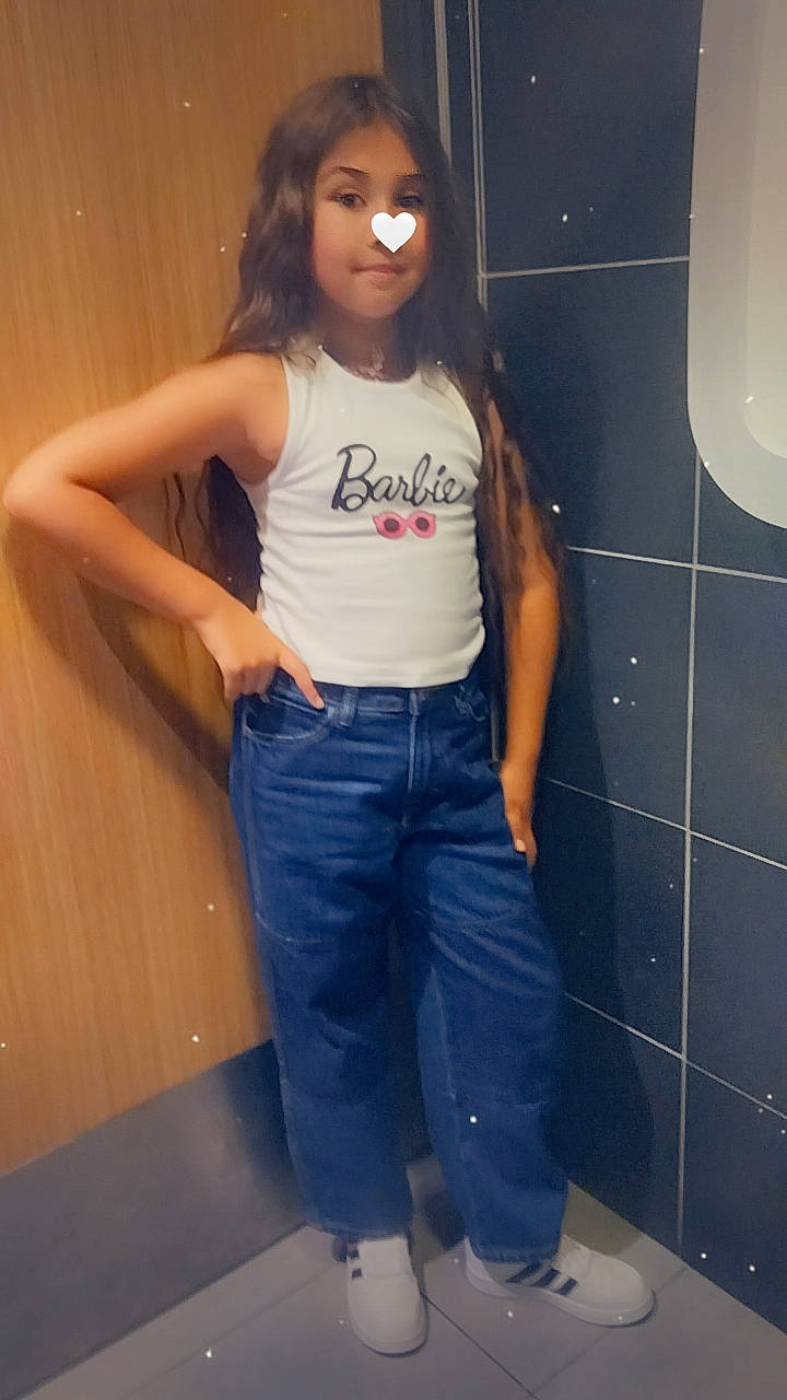 Louanna a rejoint le concours — aidez-le/la à gagner de superbes lots ! abdomen, black_hair, cool, denim, hair, hand, head, human_body, jeans, joint, knee, neck, person, shoulder, sleeve, sportswear, standing, t_shirt, thigh, trunk