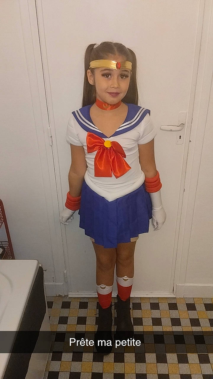 Louanna a rejoint le concours — aidez-le/la à gagner de superbes lots ! bangs, cool, eye, face, fashion_design, hair, headgear, headwear, human_body, joint, joy, knee, leg, neck, person, shoe, shoulder, sleeve, sock, thigh