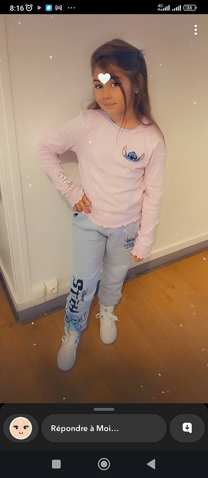 Louanna a rejoint le concours — aidez-le/la à gagner de superbes lots ! belt, chest, denim, electric_blue, eyewear, fashion_design, flooring, human_leg, knee, leg, person, personal_protective_equipment, sleeve, sneakers, sportswear, sunglasses, sweatpant, t_shirt, thigh, uniform