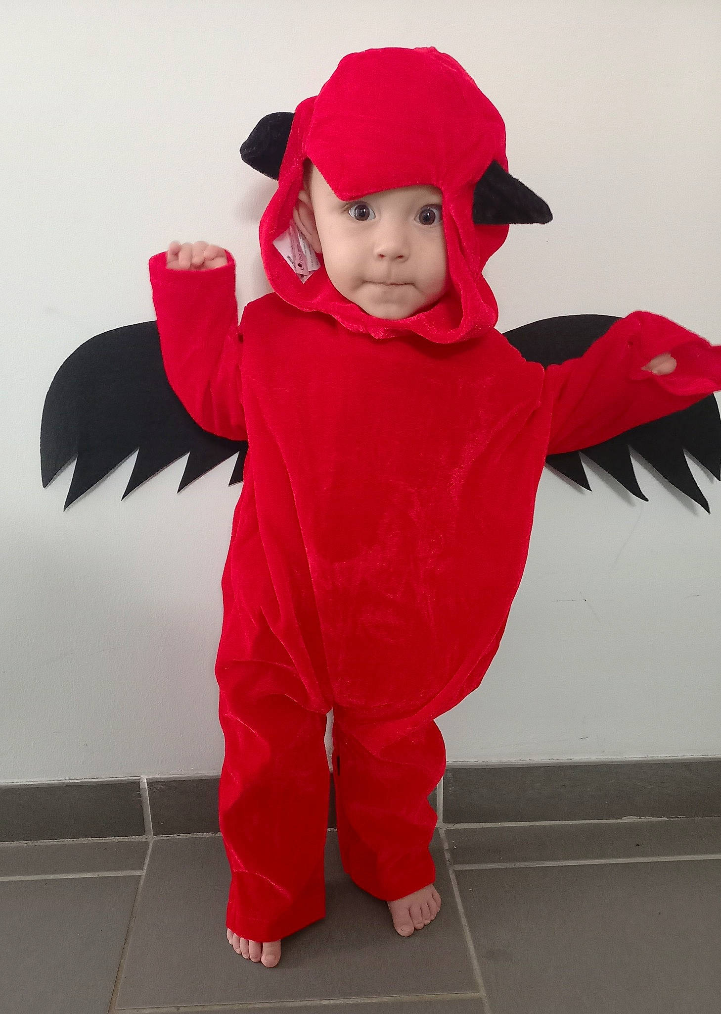 Djulian participe au concours pour gagner de l'argent avec cette photo : baby, baby_toddler_clothing, cap, carmine, child, costume, costume_hat, fictional_character, fun, fur, gesture, happy, headgear, headwear, hood, hoodie, outerwear, person, personal_protective_equipment, red
