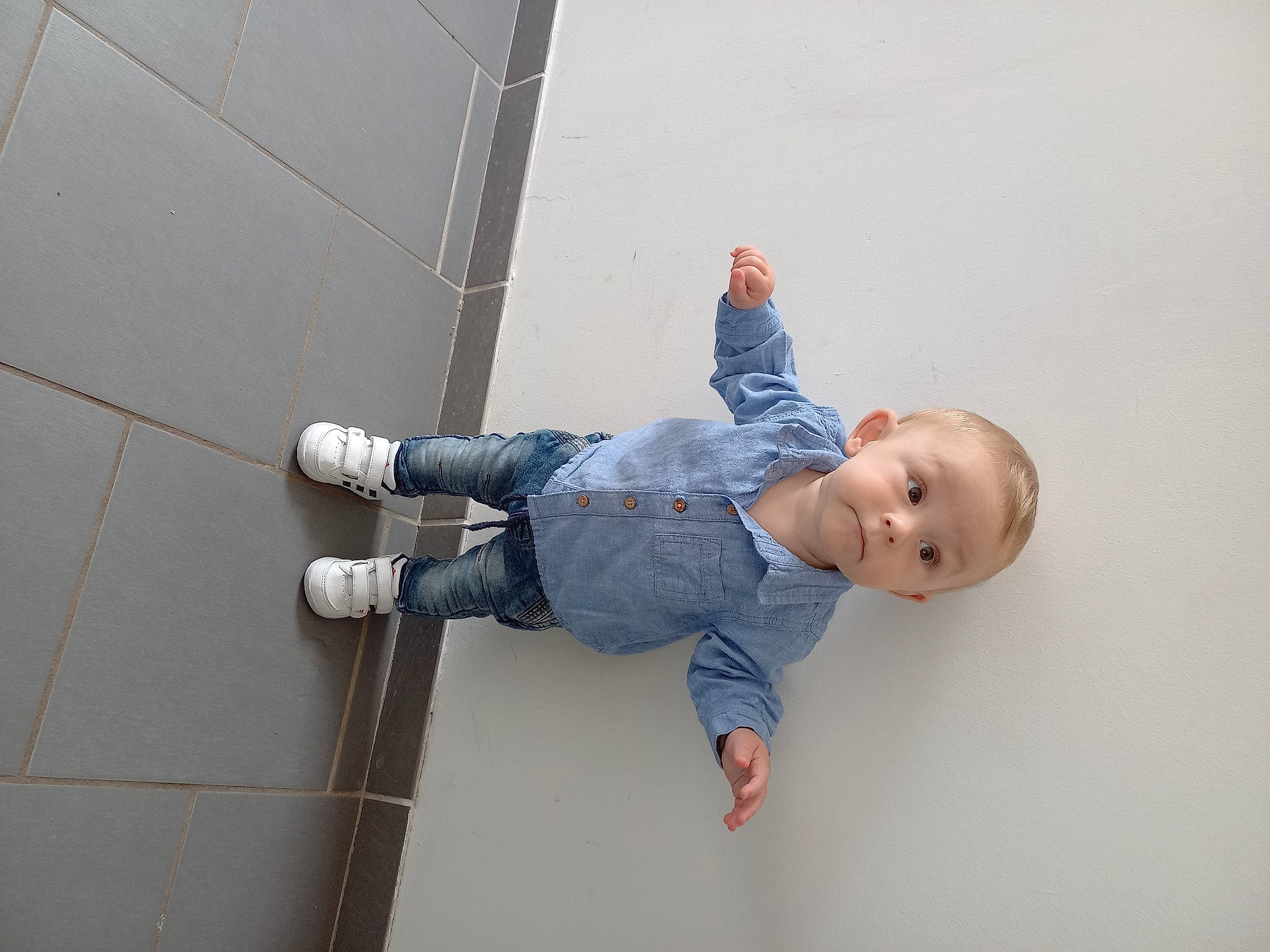 Djulian participe au concours pour gagner de l'argent avec cette photo : baby, child, composite_material, concrete, denim, elbow, electric_blue, floor, flooring, fun, jeans, joint, knee, leg, outdoor_shoe, person, recreation, sneakers, surprise, toddler