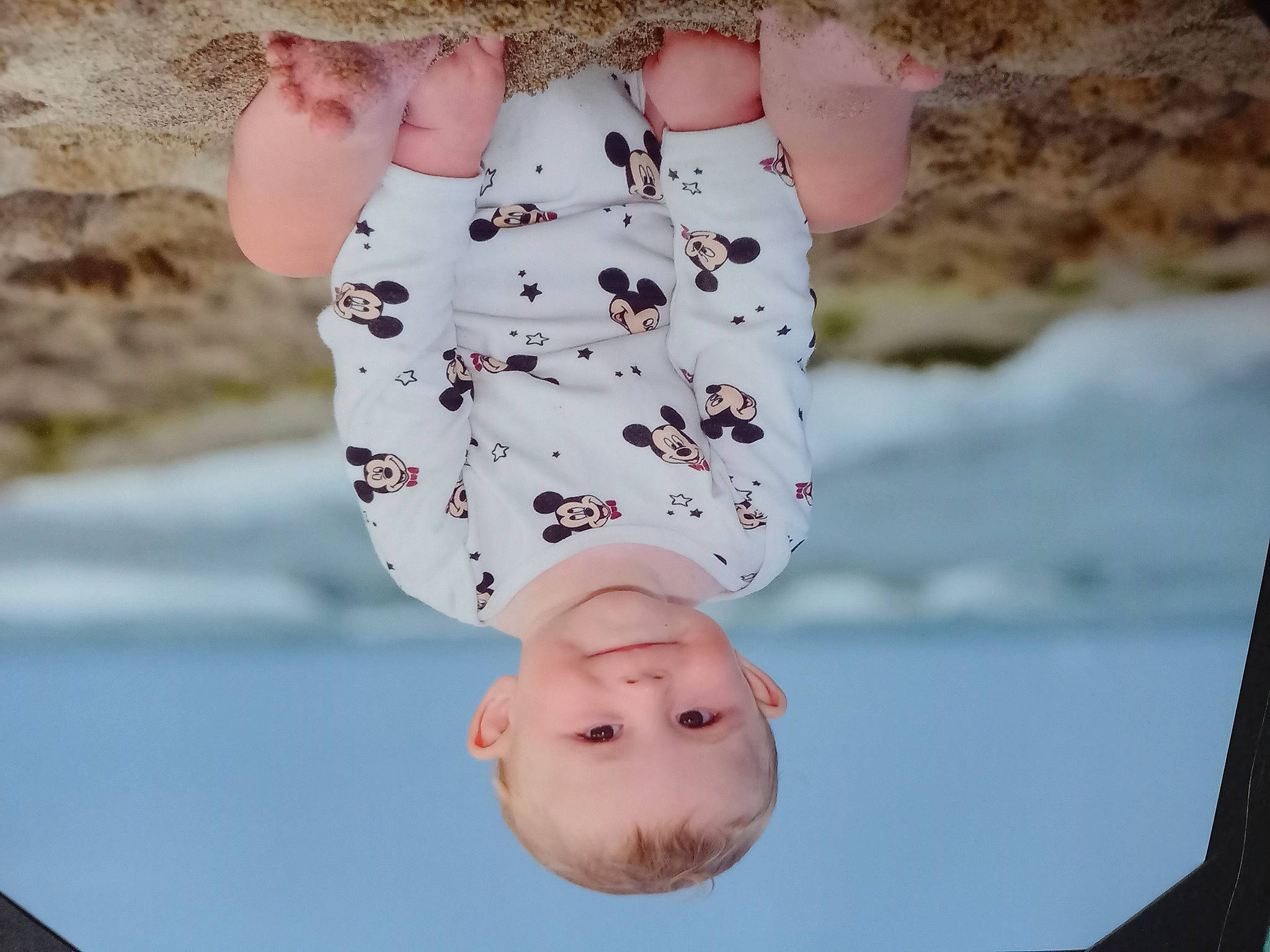 Djulian a rejoint le concours — aidez-le/la à gagner de superbes lots ! baby, baby_toddler_clothing, barefoot, beauty, child, fashion_accessory, gesture, happy, human_leg, joy, leisure, nail, pattern, peach, people_in_nature, person, skin, sleeve, thumb, toddler