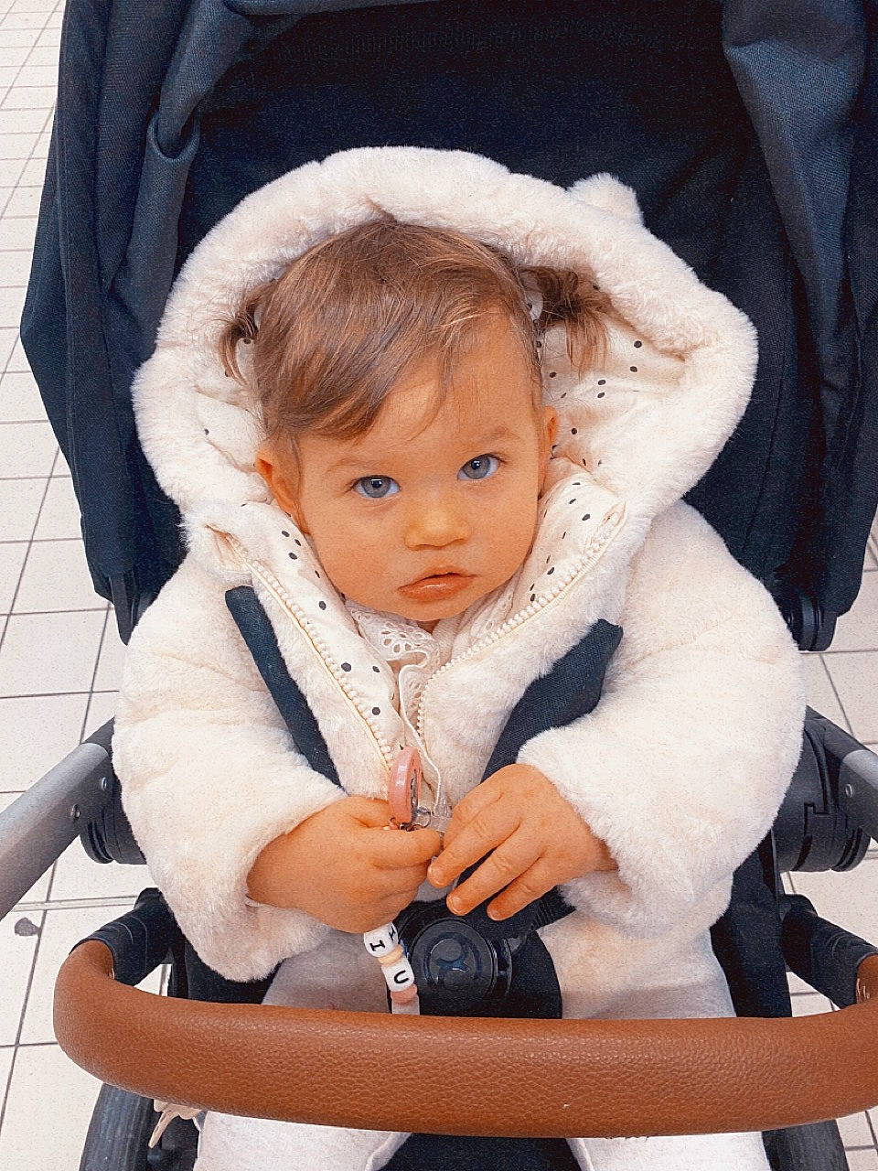Giulia participe au concours pour gagner de l'argent avec cette photo : baby, baby_carriage, baby_toddler_clothing, cheek, child, chin, comfort, eye, eyebrow, fun, happy, iris, jacket, lip, outerwear, person, skin, sleeve, street_fashion, toddler