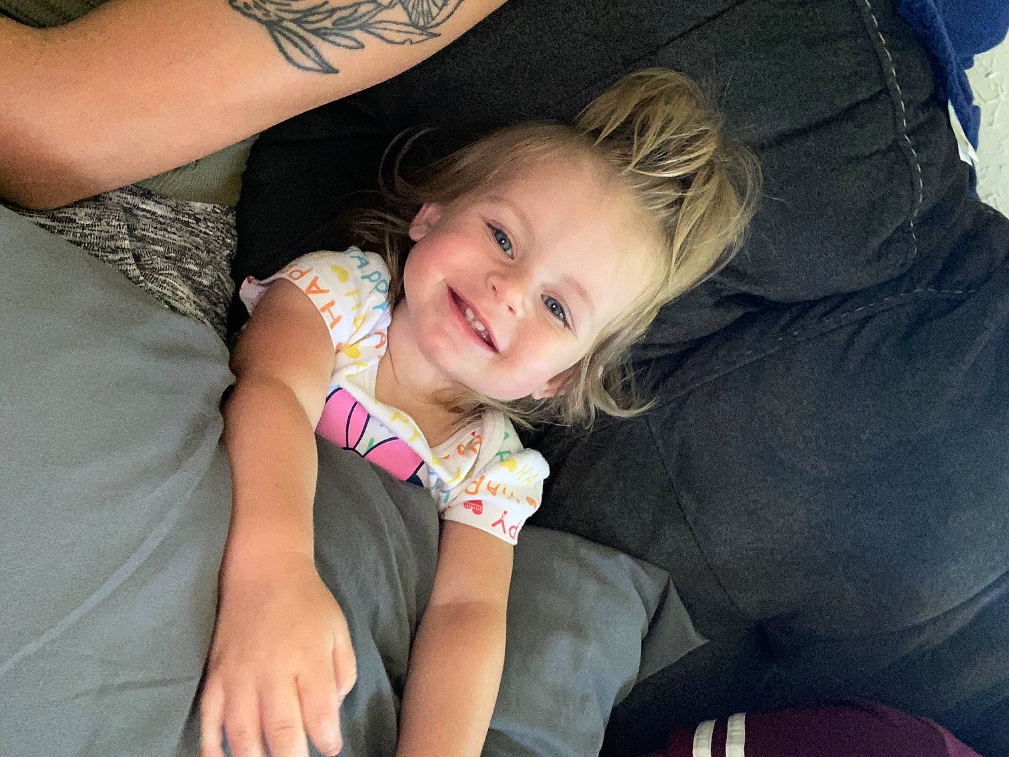 Alexia is registered to the contest to win money with this photo: abdomen, arm, blond, child, eye, finger, hand, joy, lap, leg, mouth, nail, person, sitting, smile, thigh, toddler, trunk