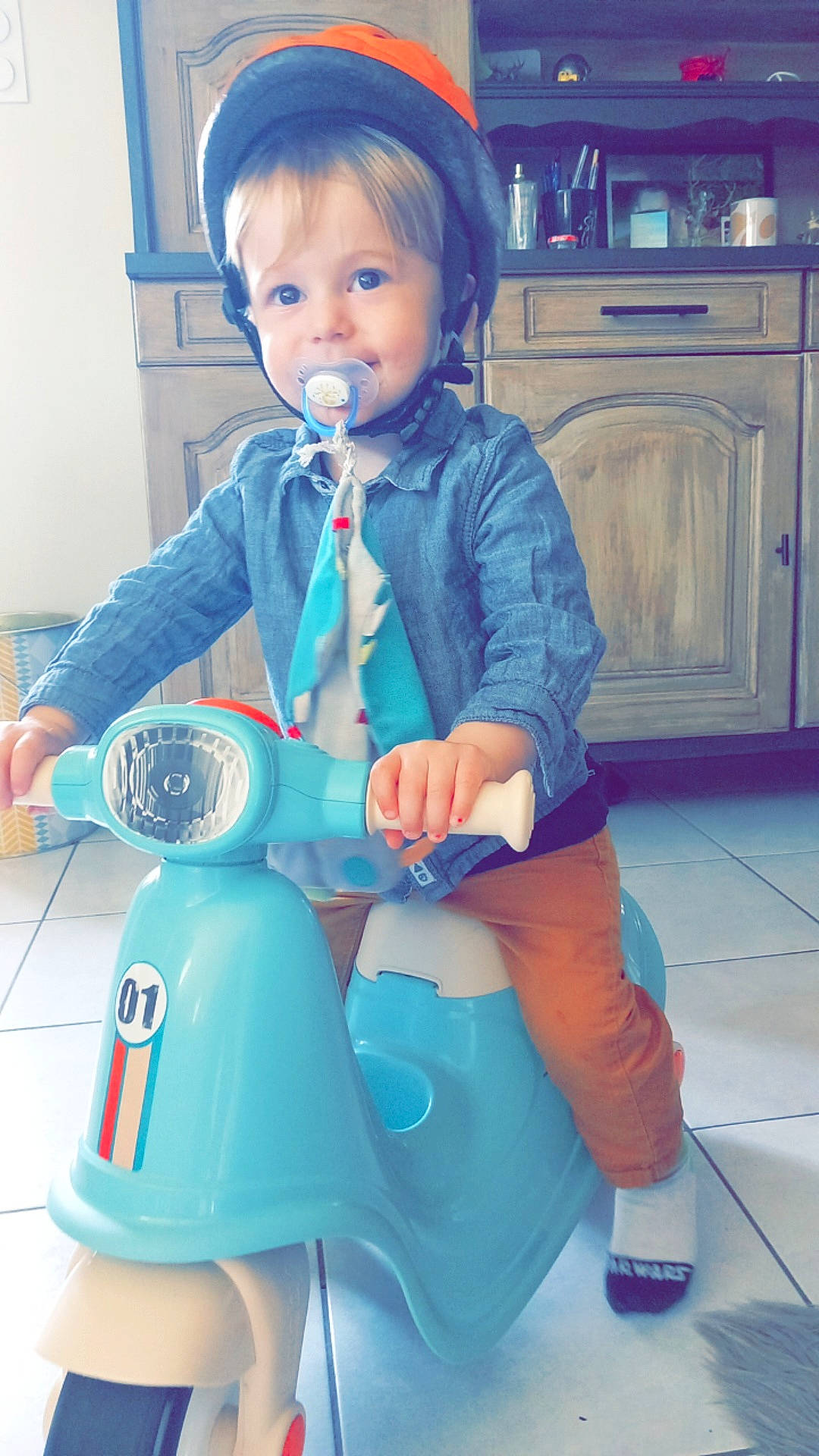 Sasha participe au concours pour gagner de l'argent avec cette photo : baby_toddler_clothing, blue, cabinetry, child, cooktop, electric_blue, fun, gas_stove, home_appliance, human_leg, joint, kitchen, kitchen_appliance, kitchen_stove, major_appliance, microwave_oven, person, shoe, sitting, tie