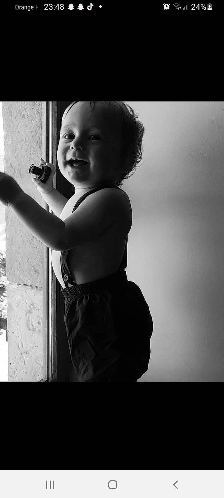Sasha participe au concours pour gagner de l'argent avec cette photo : black_and_white, child, darkness, elbow, flash_photography, fun, gesture, happy, human_leg, monochrome, monochrome_photography, person, portrait_photography, shadow, sitting, smile, style, t_shirt, toddler, waist