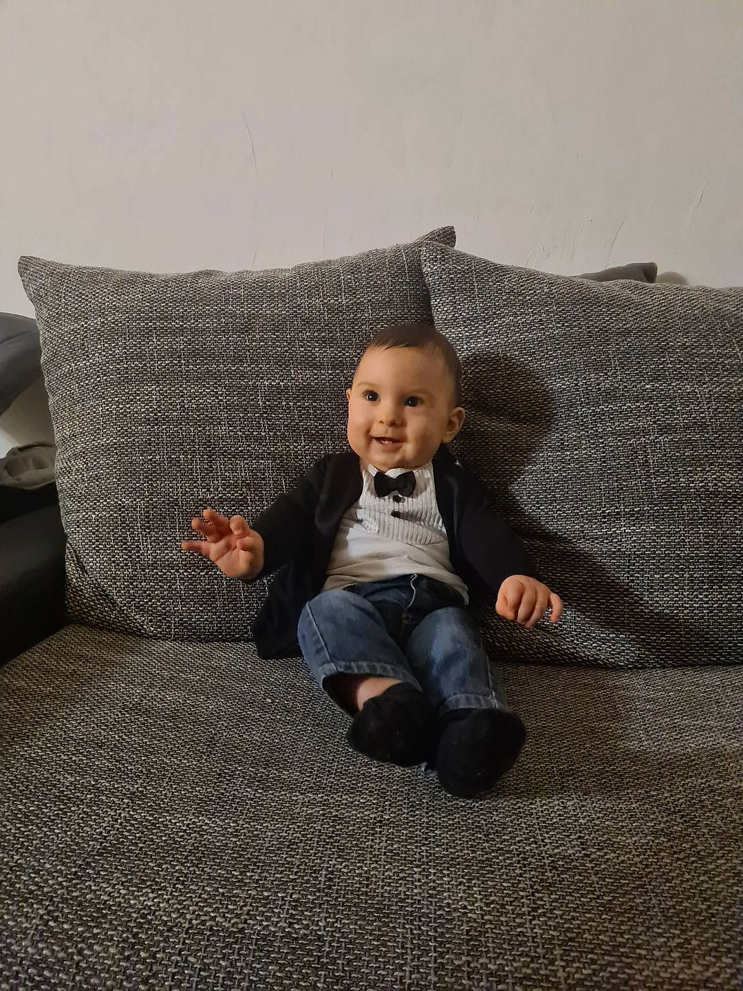 Louus a rejoint le concours — aidez-le/la à gagner de superbes lots ! art, baby, comfort, couch, eye, face, floor, flooring, grey, hairstyle, hardwood, head, human_body, joy, linens, person, room, sitting, sleeve, t_shirt