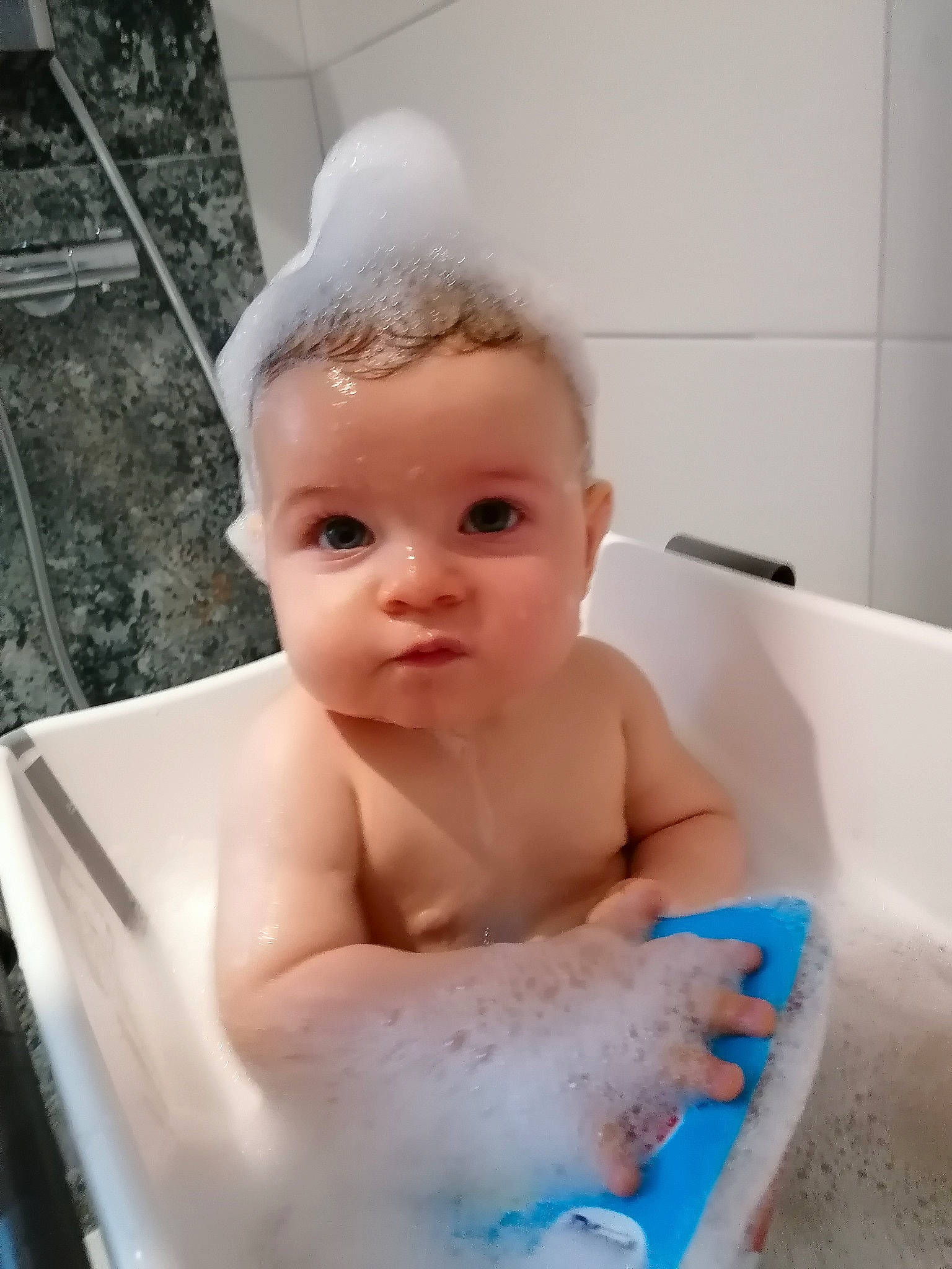 Loris a rejoint le concours — aidez-le/la à gagner de superbes lots ! baby, baby_bathing, barechested, bathing, bathroom, bathtub, chest, child, ear, eyelash, finger, fluid, fun, happy, person, plumbing, plumbing_fixture, room, thumb, toddler