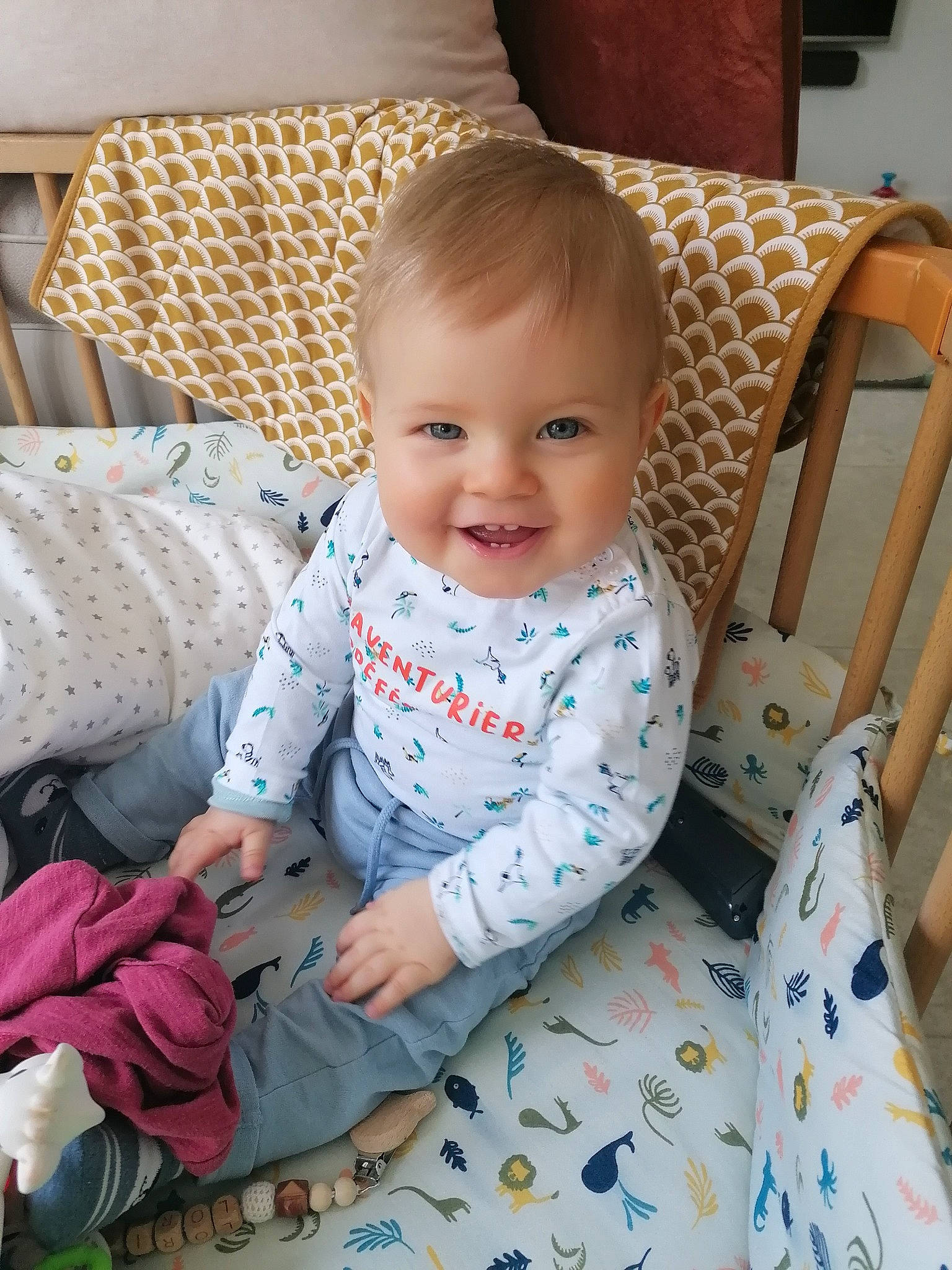Loris a rejoint le concours — aidez-le/la à gagner de superbes lots ! baby, baby_toddler_clothing, chair, cheek, child, comfort, couch, flooring, furniture, hairstyle, joy, linens, pattern, person, product, room, sitting, skin, sleeve, smile