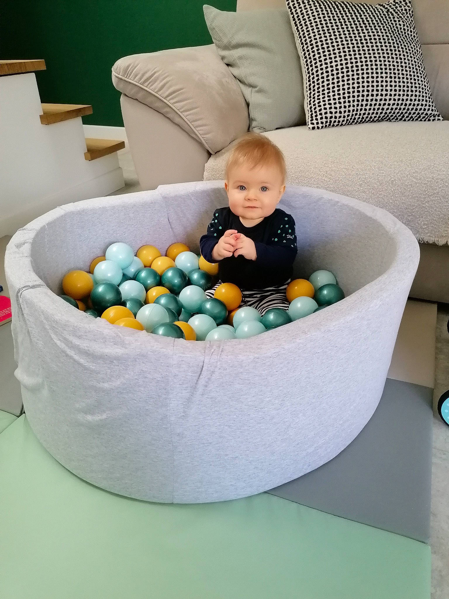 Loris participe au concours pour gagner de l'argent avec cette photo : baby, baby_products, baby_toddler_clothing, baby_toys, ball, basket, child, circle, comfort, infant_bed, leisure, linens, person, play, product, room, sitting, sweetness, toddler, white