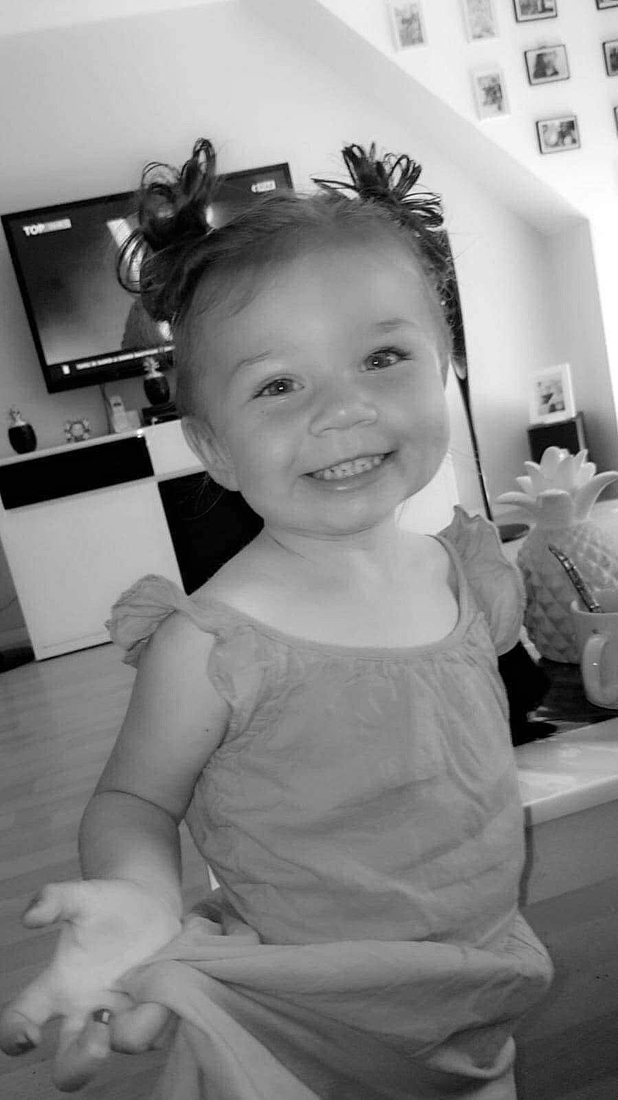 Teceenah a rejoint le concours — aidez-le/la à gagner de superbes lots ! beauty, black, black_and_white, child, eyebrow, face, facial_expression, hair, hairstyle, head, joy, monochrome, monochrome_photography, people, person, photograph, skin, smile, snapshot, standing