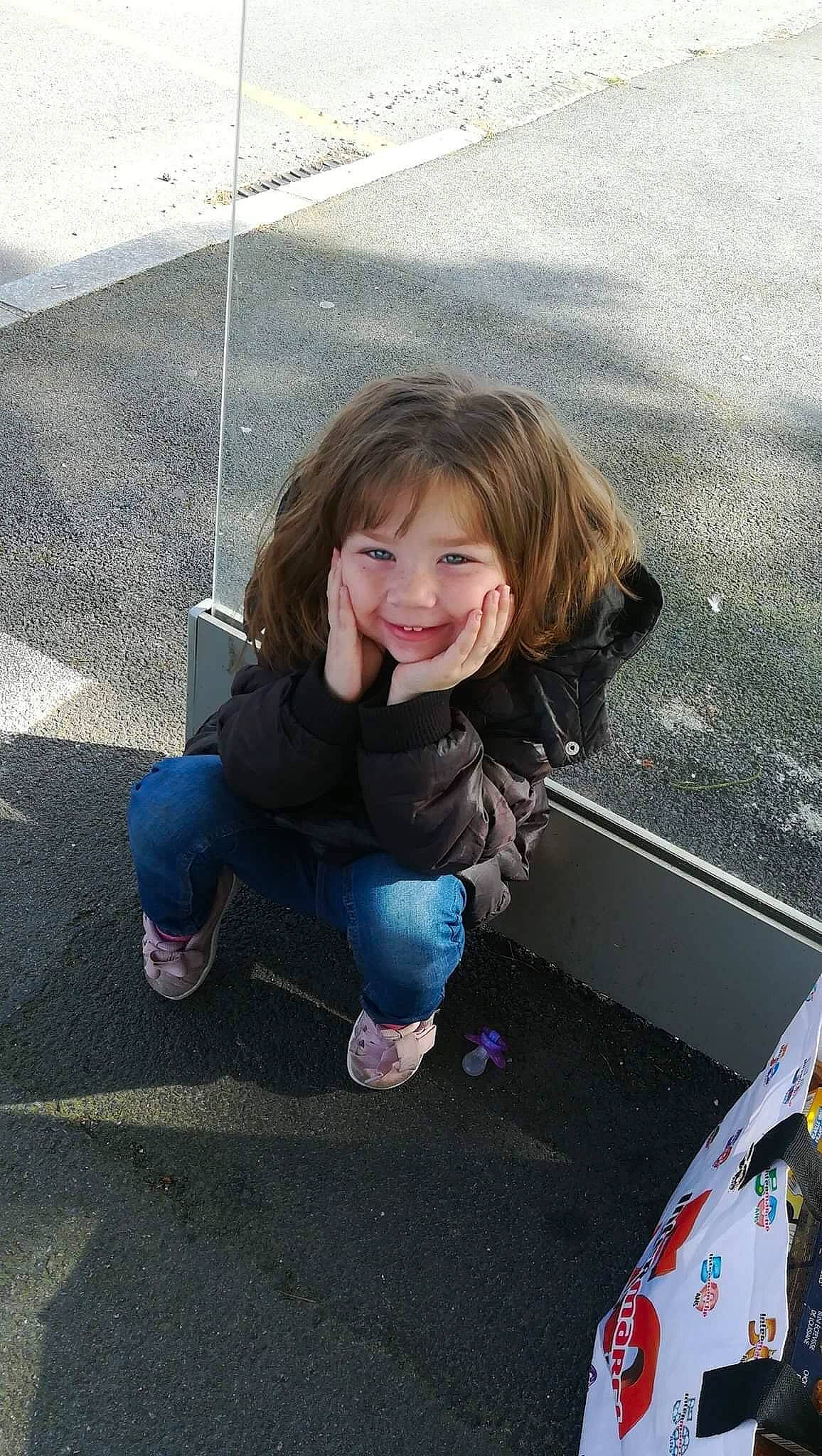 Teceenah a rejoint le concours — aidez-le/la à gagner de superbes lots ! asphalt, child, concrete, fun, joy, leg, person, play, road_surface, smile