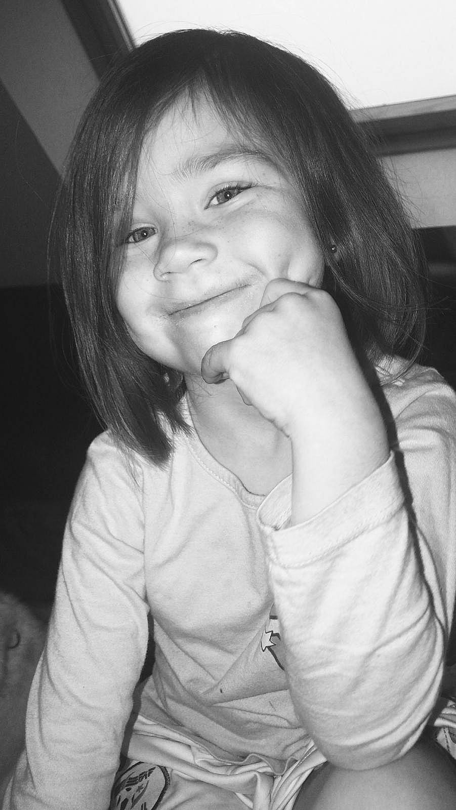 Teceenah a rejoint le concours — aidez-le/la à gagner de superbes lots ! beauty, black_and_white, cheek, child, chin, eye, face, facial_expression, fun, hair, hairstyle, joy, lip, long_hair, monochrome, mouth, nose, person, skin, smile