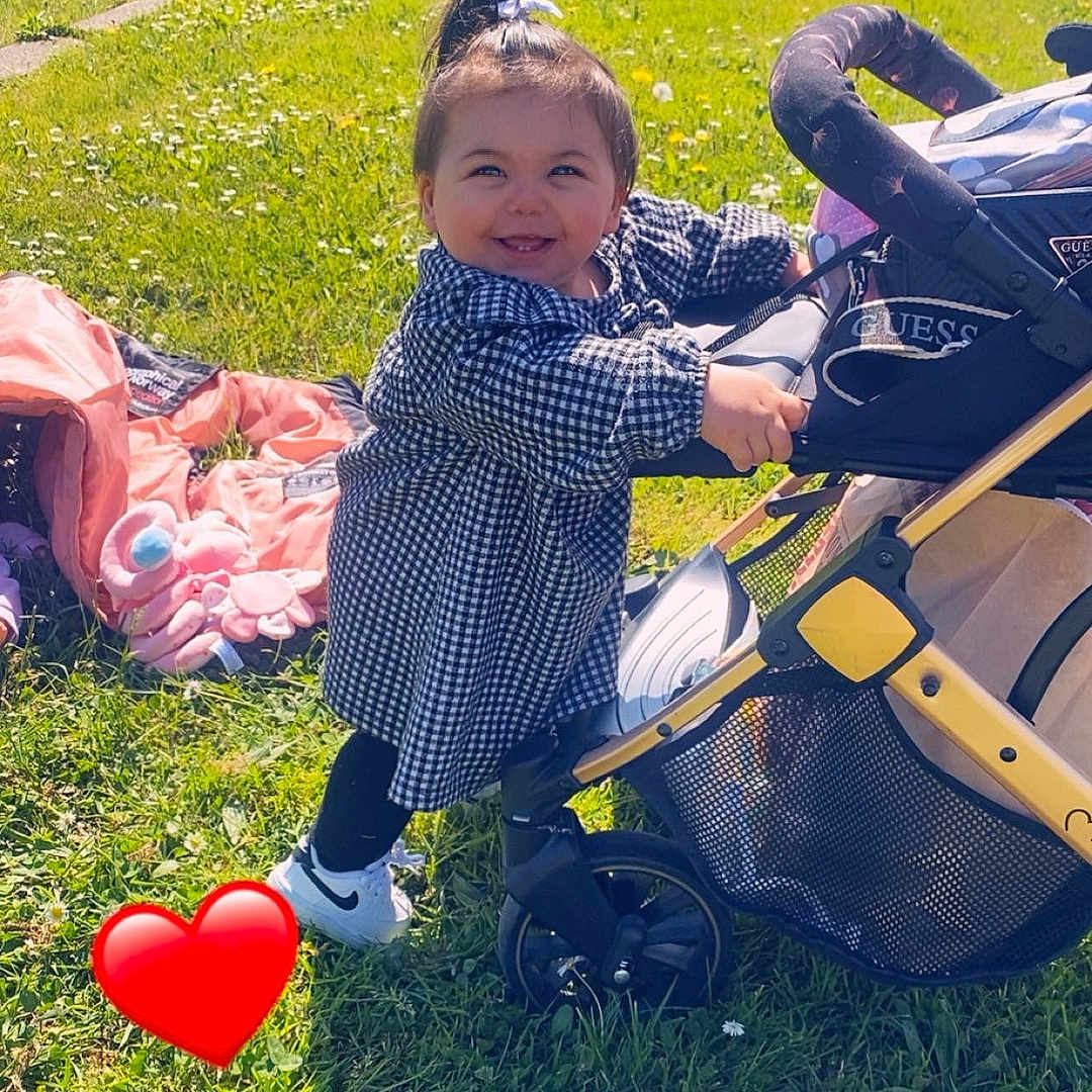 Inaya participe au concours pour gagner de l'argent avec cette photo : architecture, baby, backyard, building, e_scooter, face, grass, head, lawn, nature, outdoors, park, person, photography, plant, portrait, shelter, summer, tree, yard