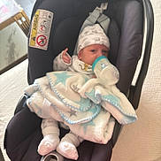 Jean a rejoint le concours — aidez-le/la à gagner de superbes lots ! baby, baby_bottle, blanket, car_seat, cozy, face, feeding, hat, indoor, infant, mattress, newborn, person, portrait, seat_buckle, shoulder_strap, socks, star_pattern, textile, warning_label