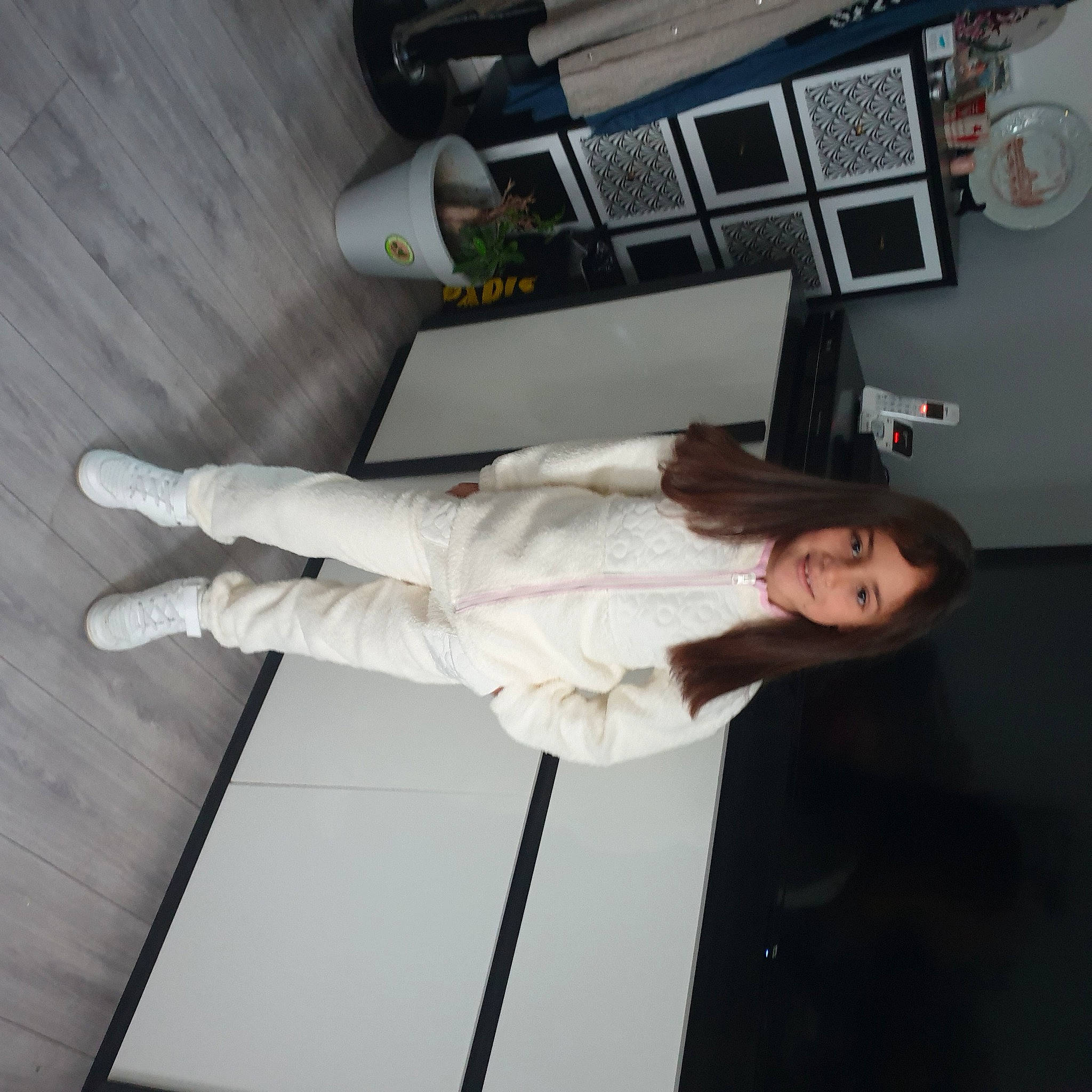 Amelia a rejoint le concours — aidez-le/la à gagner de superbes lots ! ceiling, comfort, elbow, flooring, gesture, human_leg, joy, machine, person, picture_frame, room, shelf, table, thigh, uniform