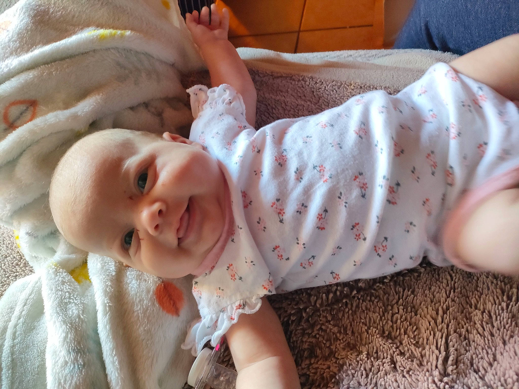 Lilou a rejoint le concours — aidez-le/la à gagner de superbes lots ! baby, baby_products, baby_toddler_clothing, cheek, child, comfort, eye, finger, happy, head, human_body, iris, lip, mouth, nose, person, skin, sleeve, smile, textile