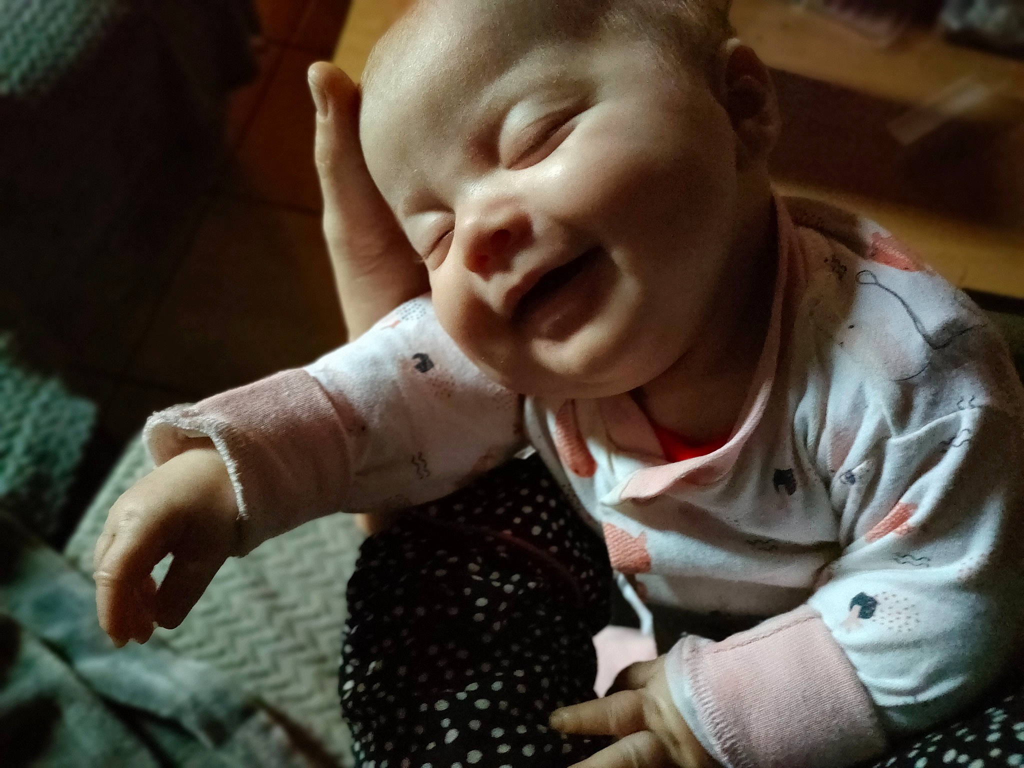 Lilou a rejoint le concours — aidez-le/la à gagner de superbes lots ! baby, baby_laughing, baby_toddler_clothing, cheek, child, finger, fun, gesture, grass, hand, happy, laugh, nose, pattern, person, sitting, skin, sleeve, smile, thumb