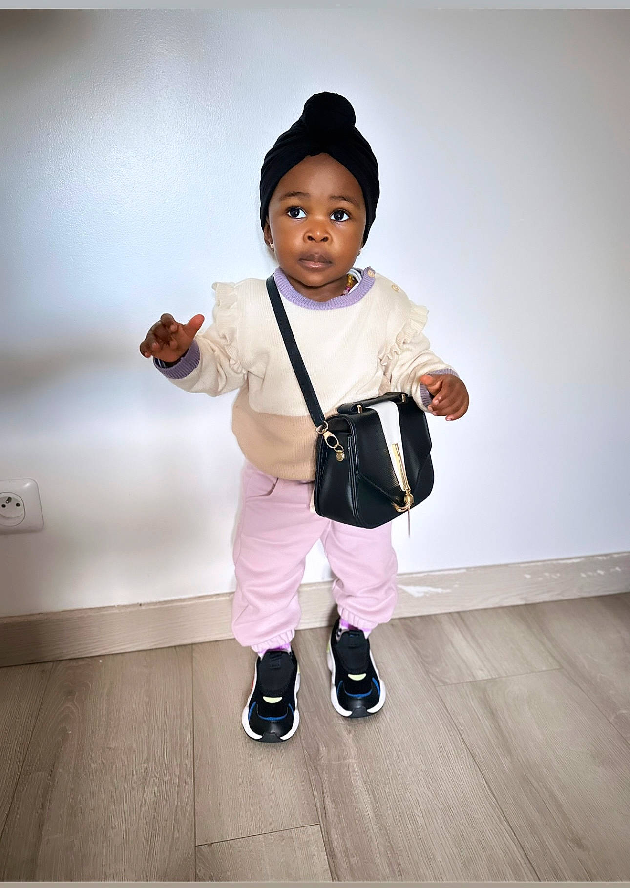 Jasmine a rejoint le concours — aidez-le/la à gagner de superbes lots ! baby, child, costume, flash_photography, flooring, formal_wear, fun, fur, gesture, glove, happy, headwear, magenta, pattern, person, room, sitting, sleeve, sock, toddler