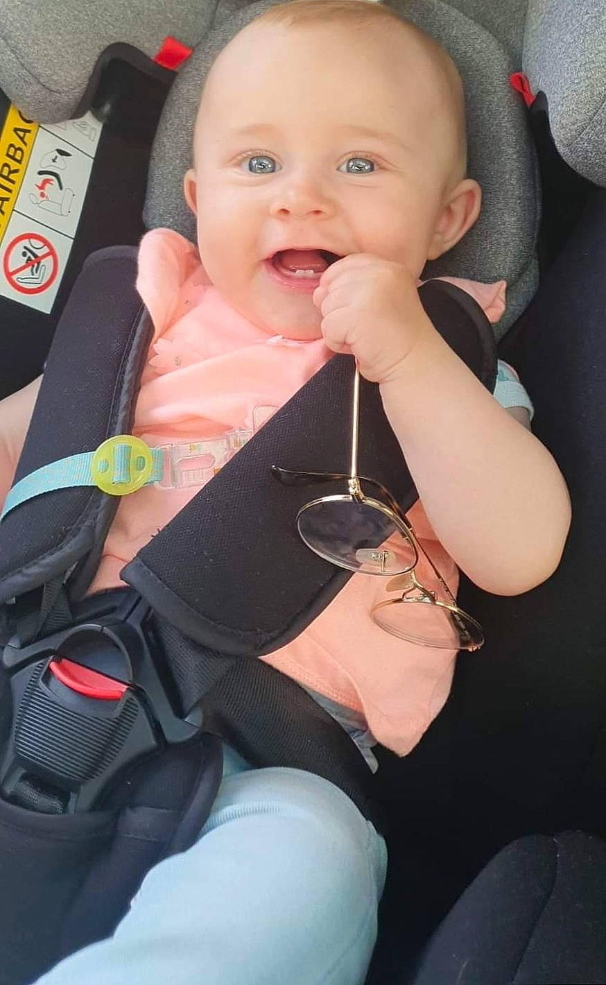 Lya a rejoint le concours — aidez-le/la à gagner de superbes lots ! arm, baby, baby_carriage, baby_products, baby_safety, baby_toddler_clothing, cheek, child, comfort, finger, gesture, hand, happy, lip, person, product, skin, sleeve, smile, thumb