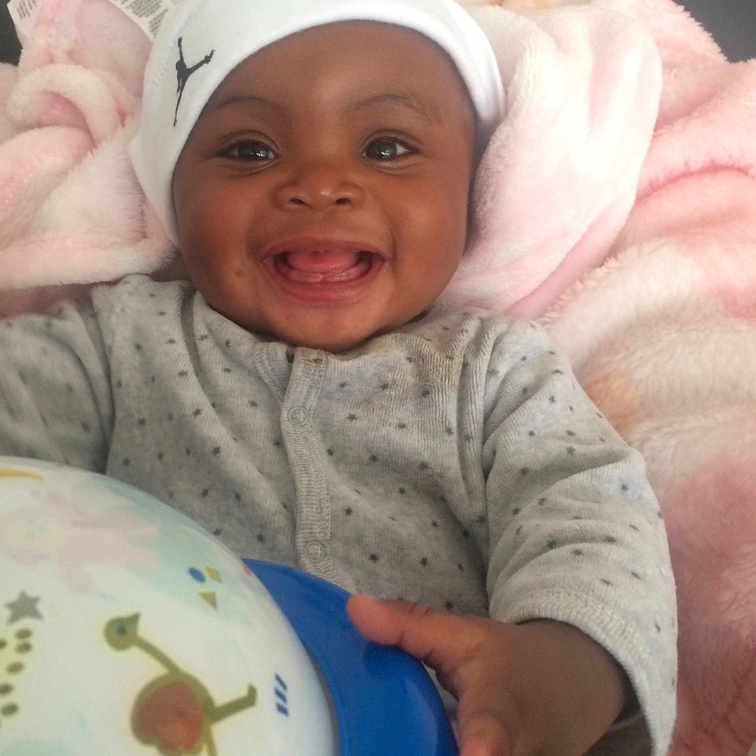 Amelya a rejoint le concours — aidez-le/la à gagner de superbes lots ! cheek, child, face, headwear, infant, joy, person, pink, product, skin, smile, toddler
