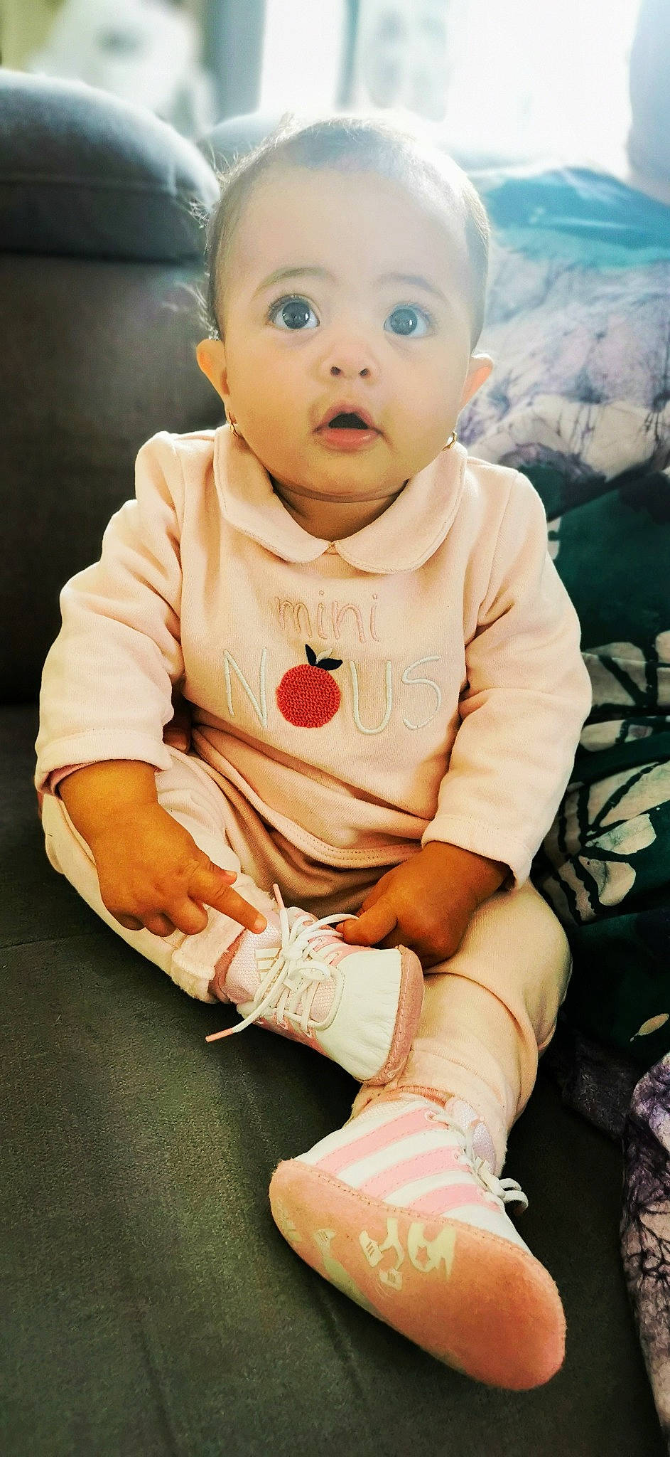 Aïna a rejoint le concours — aidez-le/la à gagner de superbes lots ! baby, baby_toddler_clothing, cheek, child, comfort, face, flash_photography, happy, head, knee, lip, nose, people, person, pink, sitting, skin, sleeve, smile, surprise