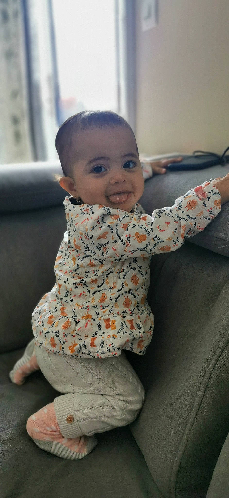 Aïna participe au concours pour gagner de l'argent avec cette photo : arm, baby, baby_toddler_clothing, cheek, chin, comfort, facial_expression, floor, hairstyle, happy, human, joint, lip, nose, person, product, skin, sleeve, smile, standing